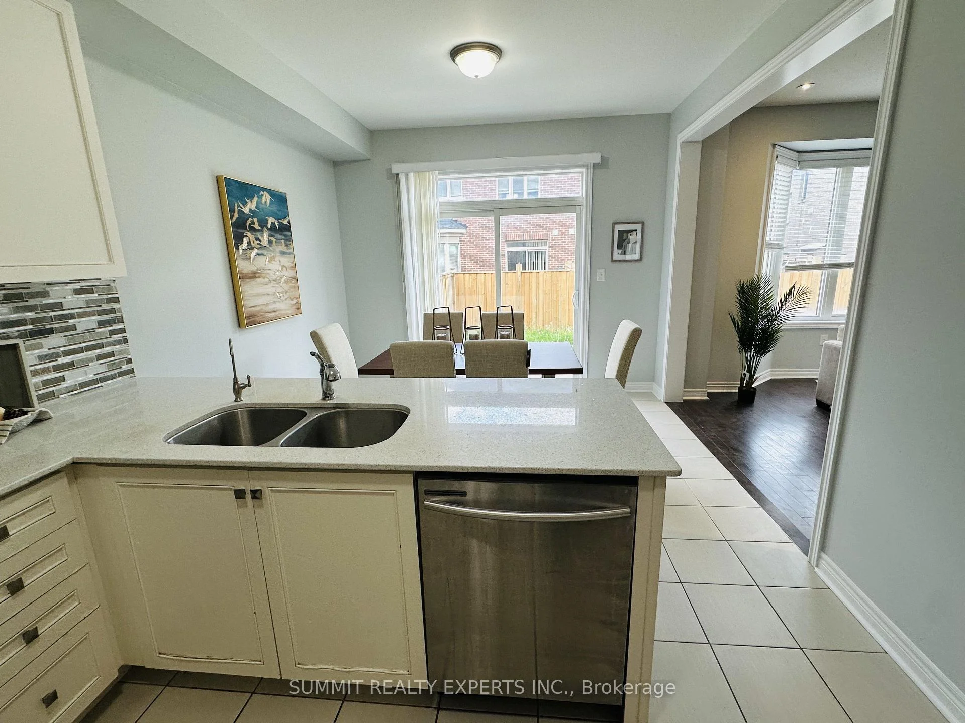 Photo 8 of 5 Merrybrook Trail, Brampton, Northwest Brampton — HOMEH