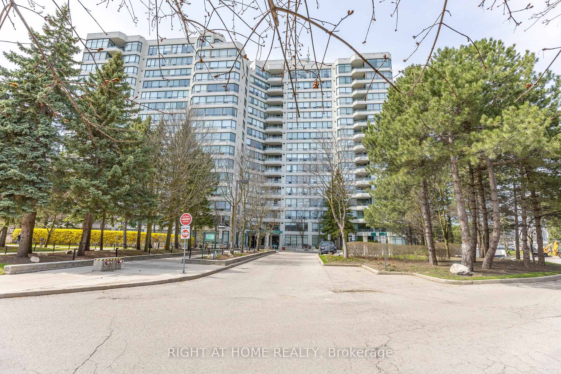 Front of Unit 1001, 120 Promenade Circle