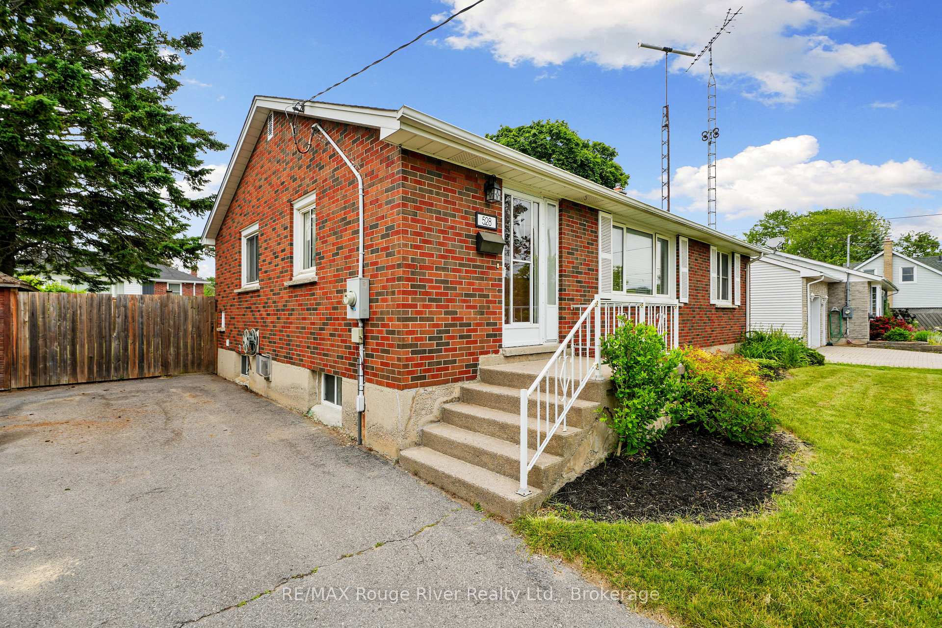 Photo 4 of 528 Barbara Street, Cobourg — HOMEH