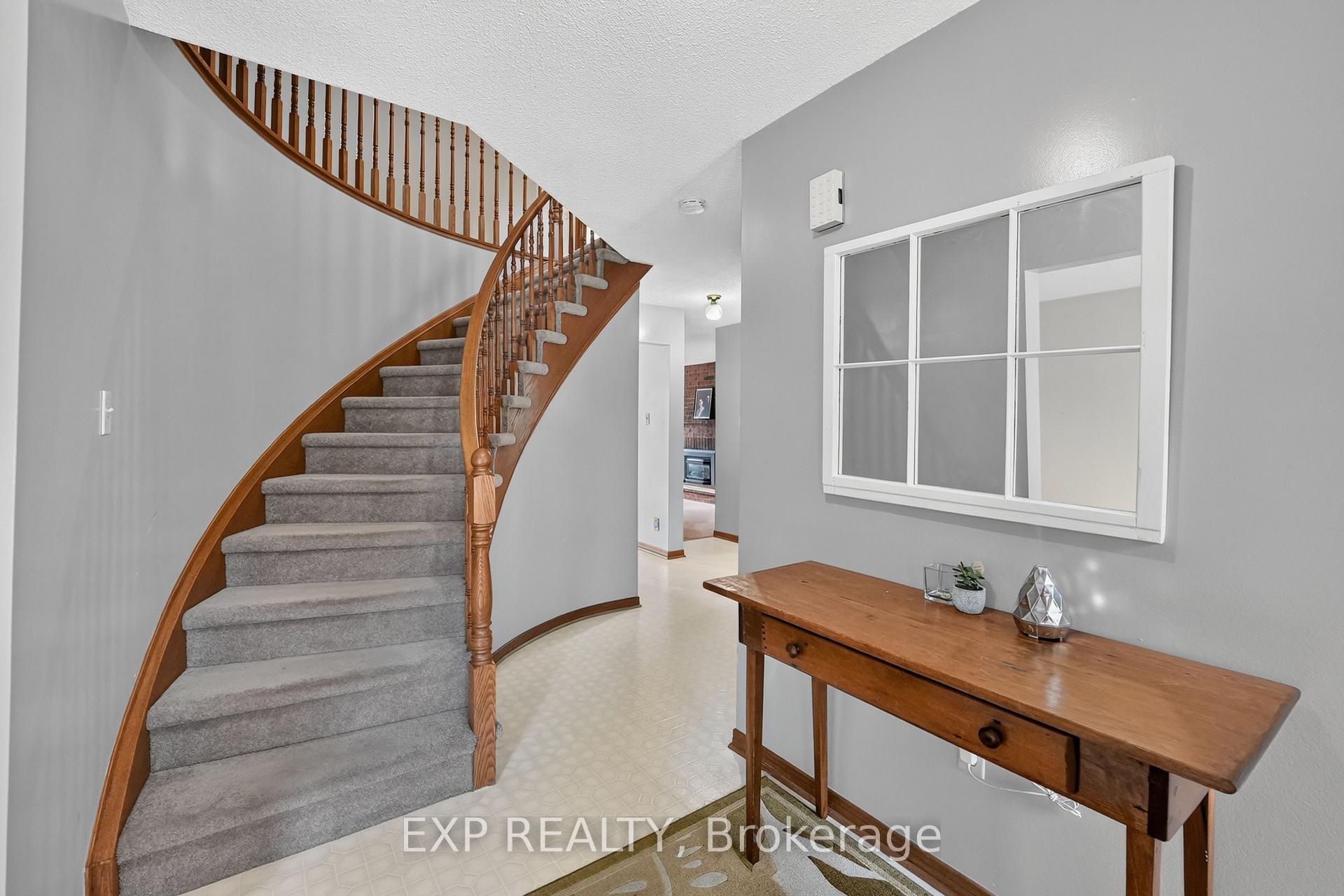 Photo 5 of 38 Farmington Drive, St. Catharines, Grapeview — HOMEH