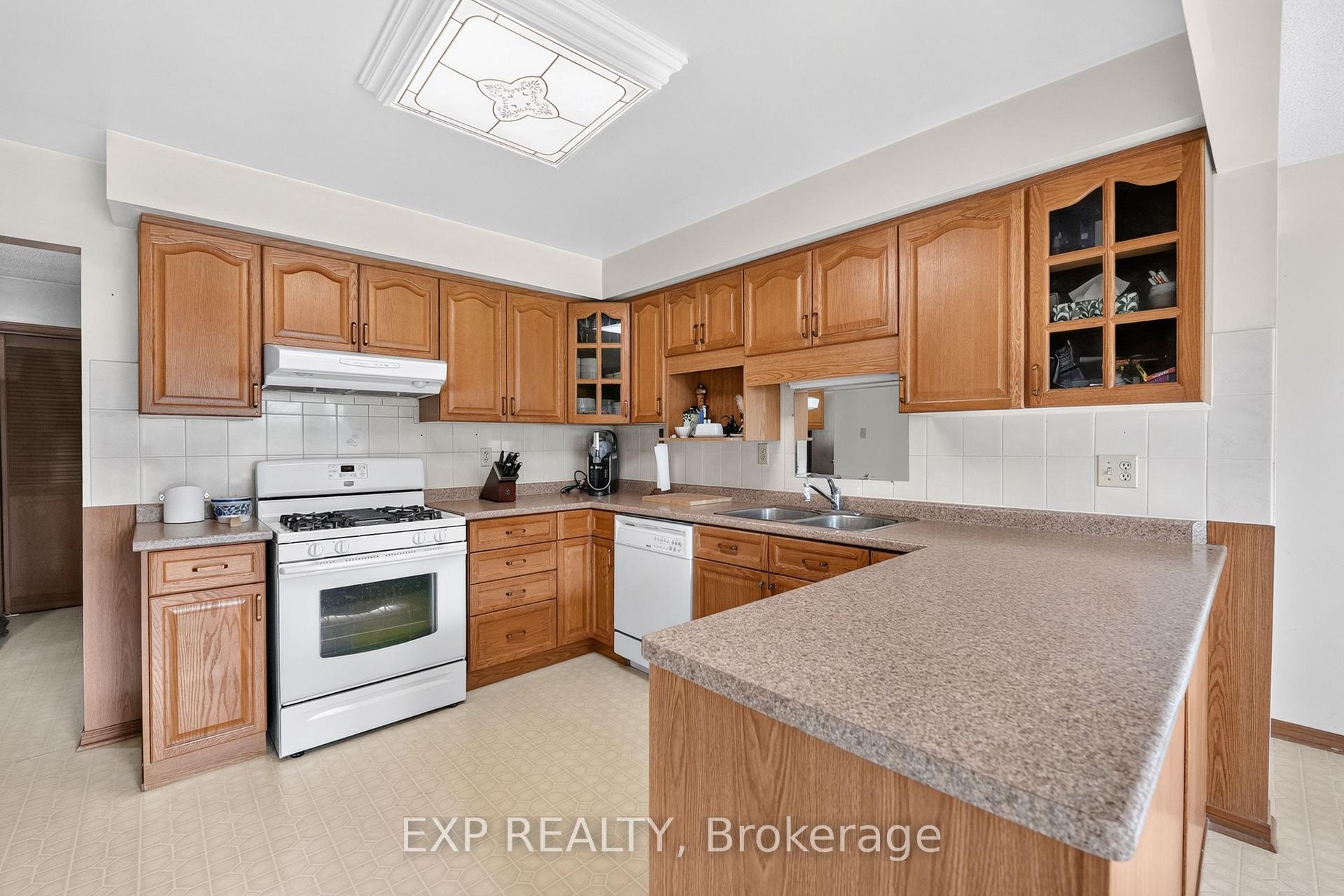 Photo 6 of 38 Farmington Drive, St. Catharines, Grapeview — HOMEH