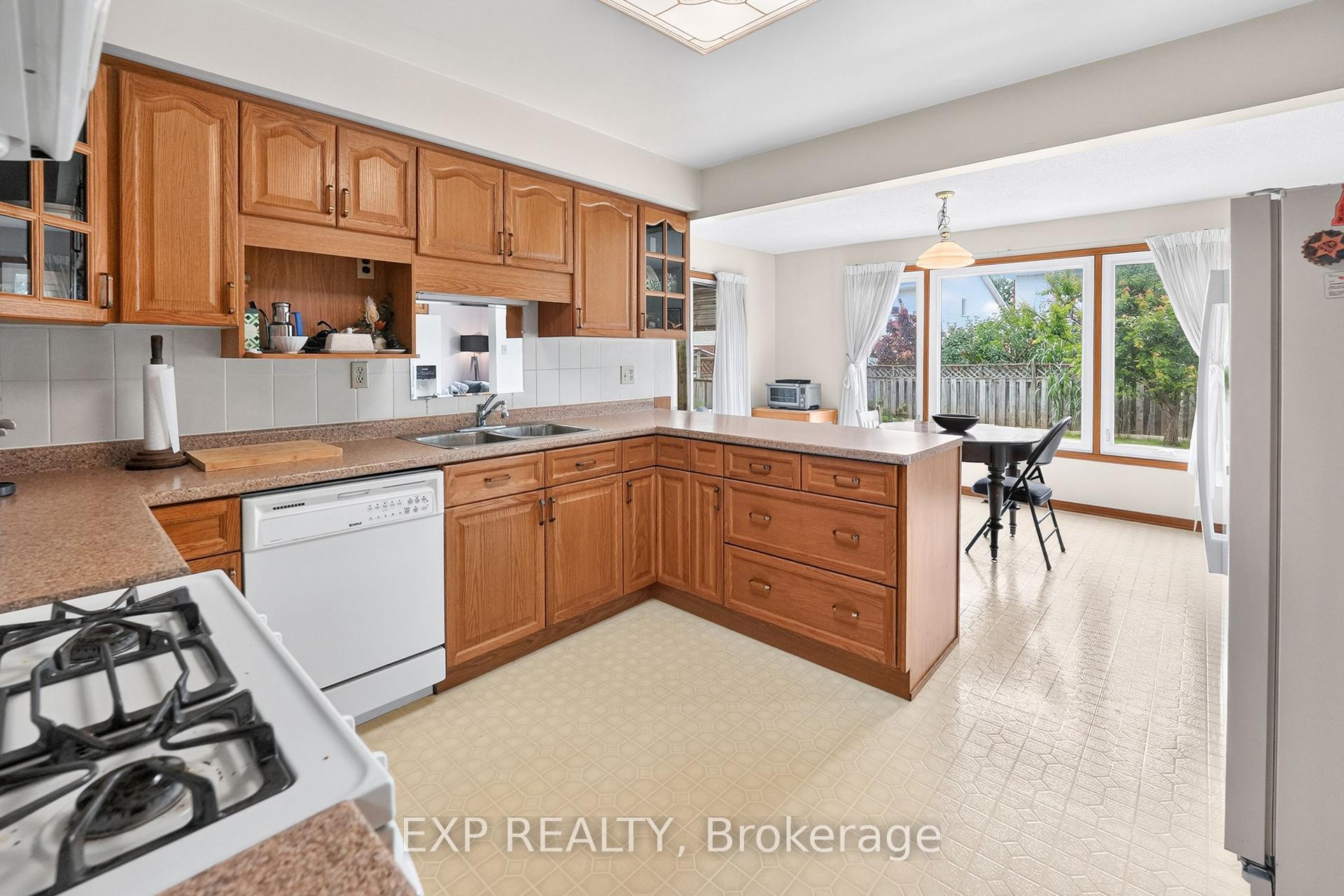 Photo 7 of 38 Farmington Drive, St. Catharines, Grapeview — HOMEH