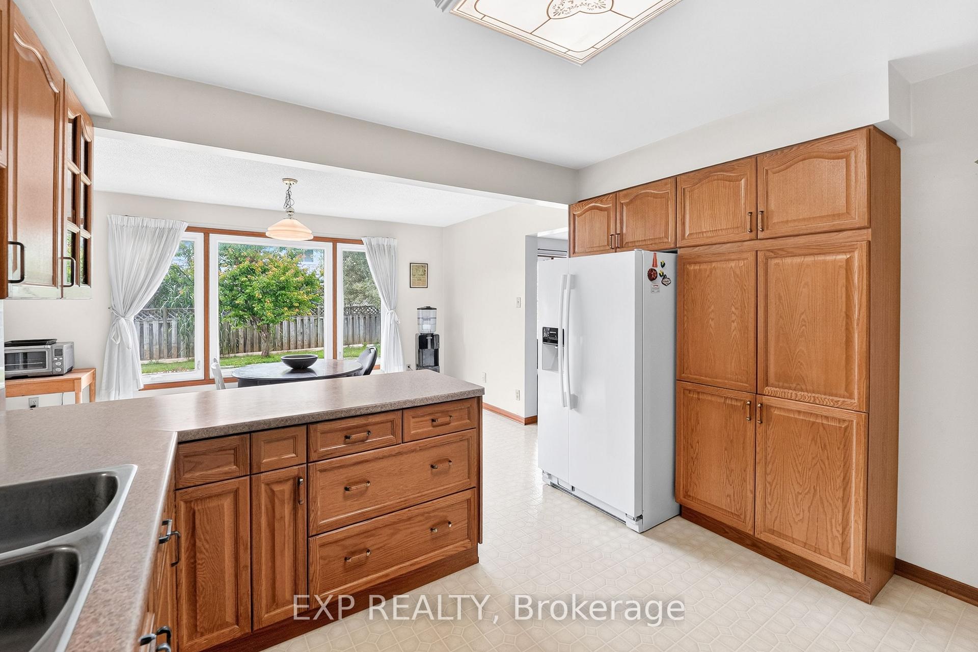 Photo 8 of 38 Farmington Drive, St. Catharines, Grapeview — HOMEH
