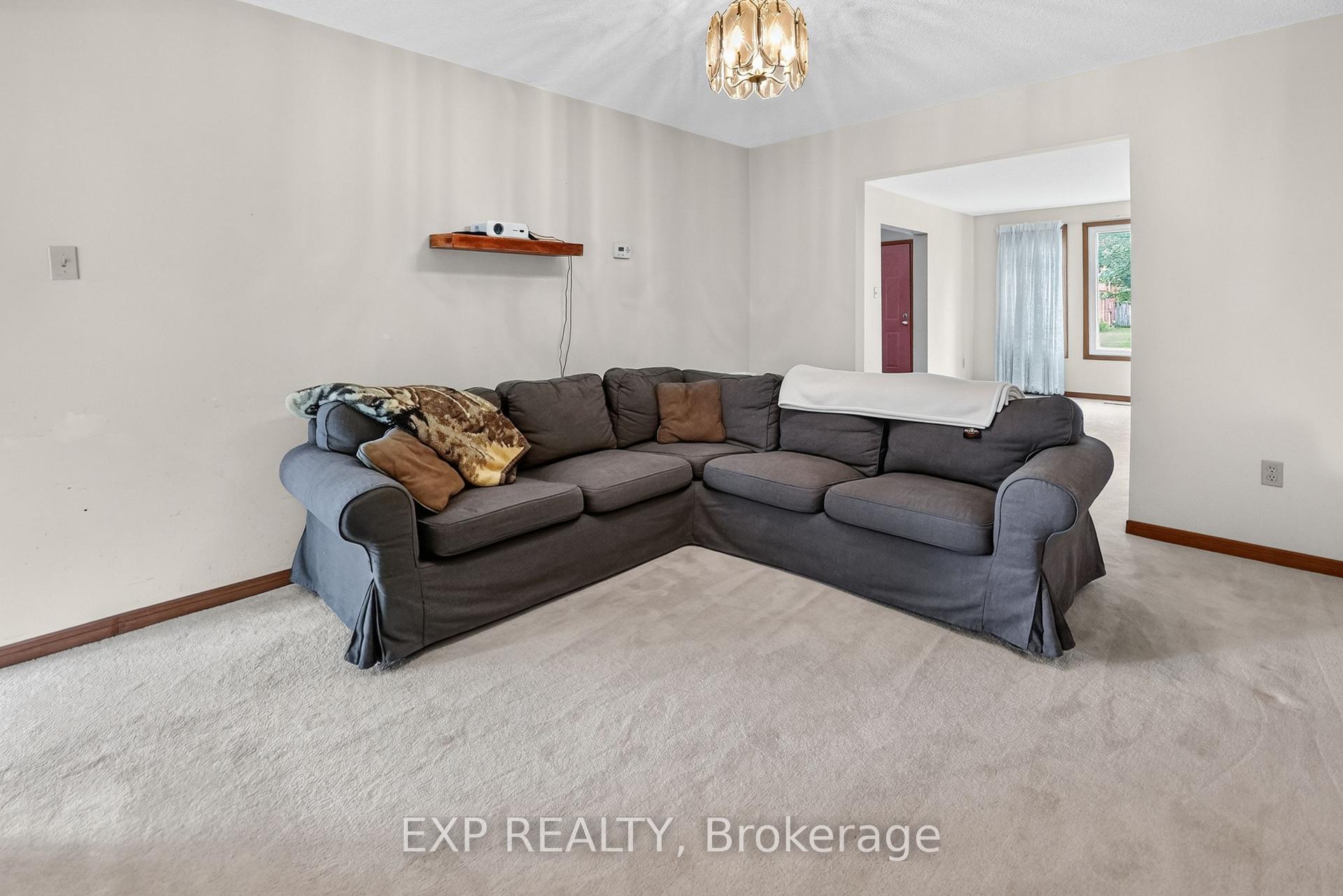 Photo 15 of 38 Farmington Drive, St. Catharines, Grapeview — HOMEH
