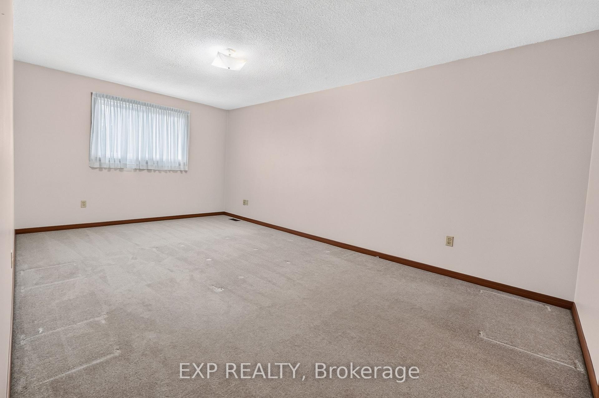Photo 18 of 38 Farmington Drive, St. Catharines, Grapeview — HOMEH