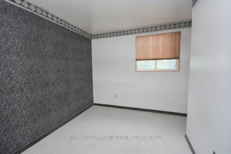Photo 7 of 6 Viscount Road, Brantford, Lynden Hills — HOMEH