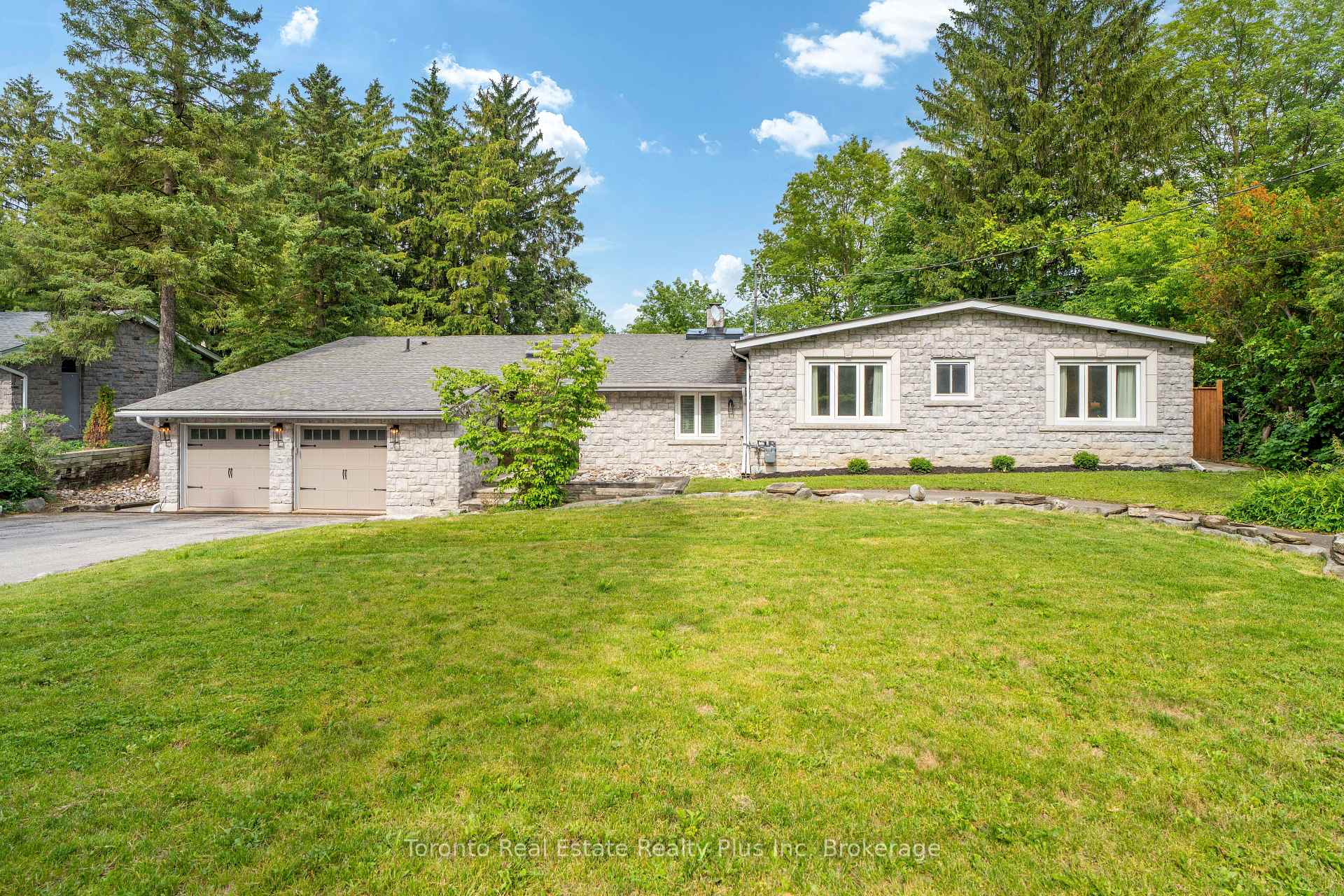 Photo 2 of 39 Dove Lane, Markham, Thornhill — HOMEH
