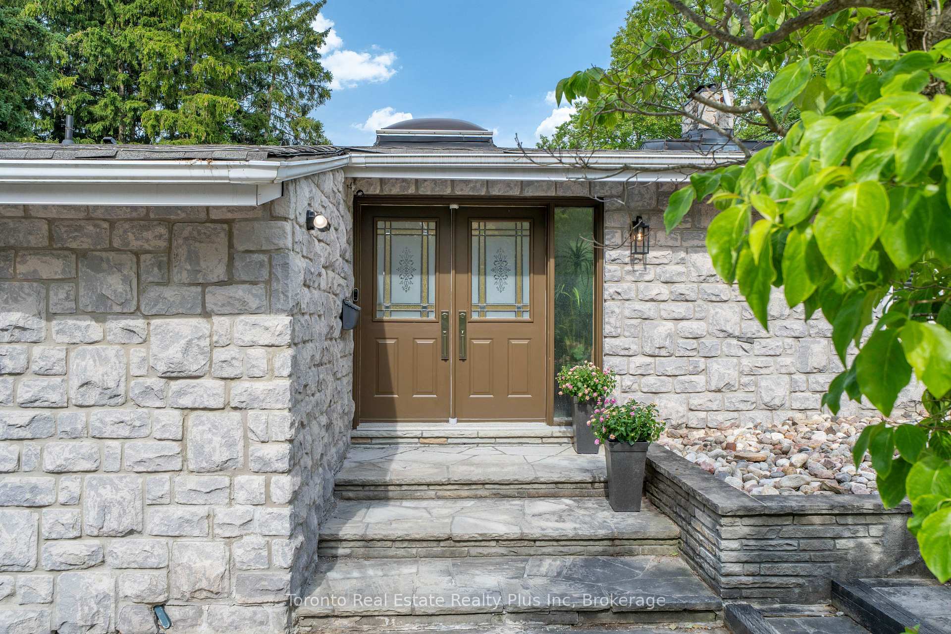 Photo 4 of 39 Dove Lane, Markham, Thornhill — HOMEH