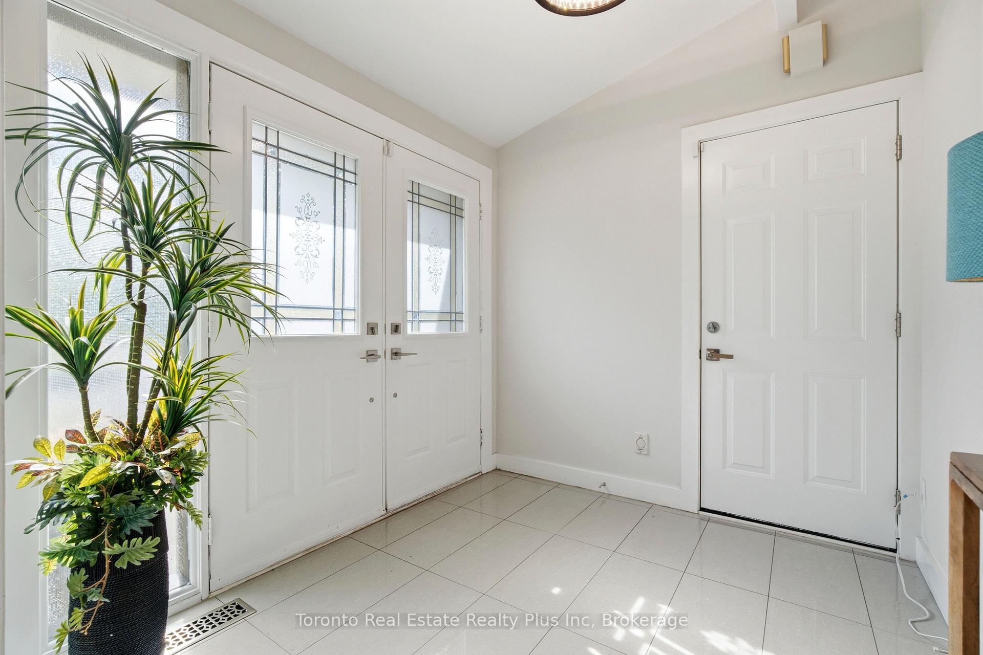 Photo 5 of 39 Dove Lane, Markham, Thornhill — HOMEH