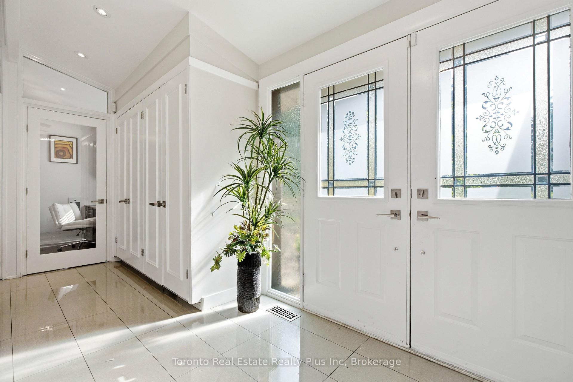 Photo 6 of 39 Dove Lane, Markham, Thornhill — HOMEH
