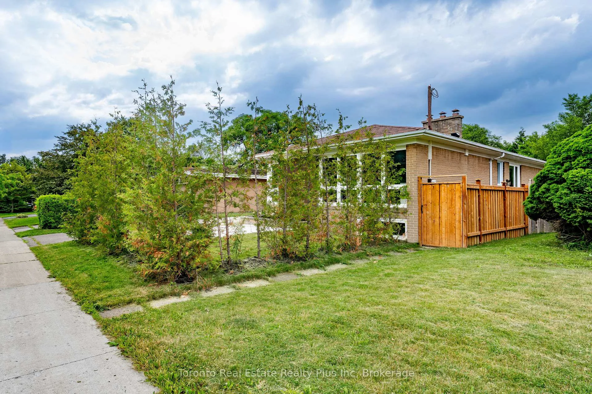 Photo 100 of 3 Blithfield Avenue, North York, Bayview Village — HOMEH