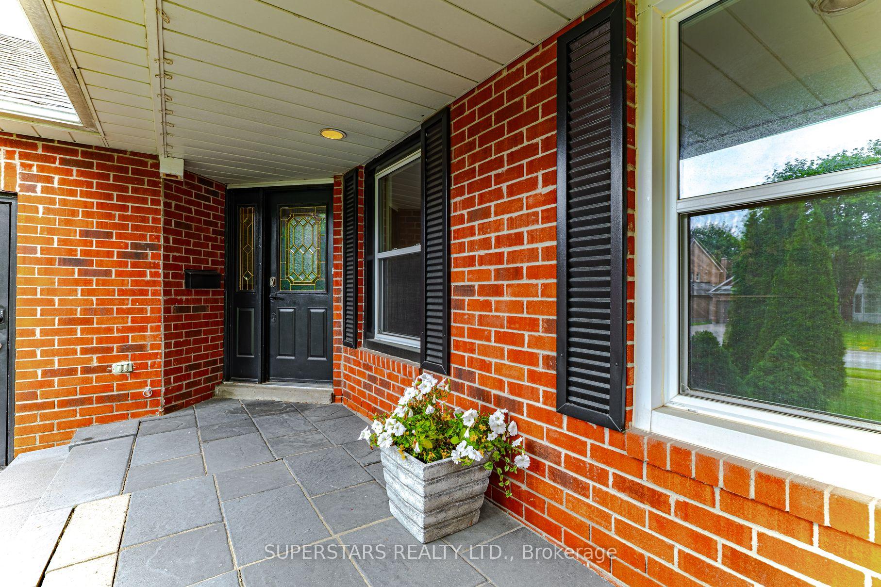 Photo 3 of 99 Peevers Crescent, Newmarket, Glenway Estates — HOMEH