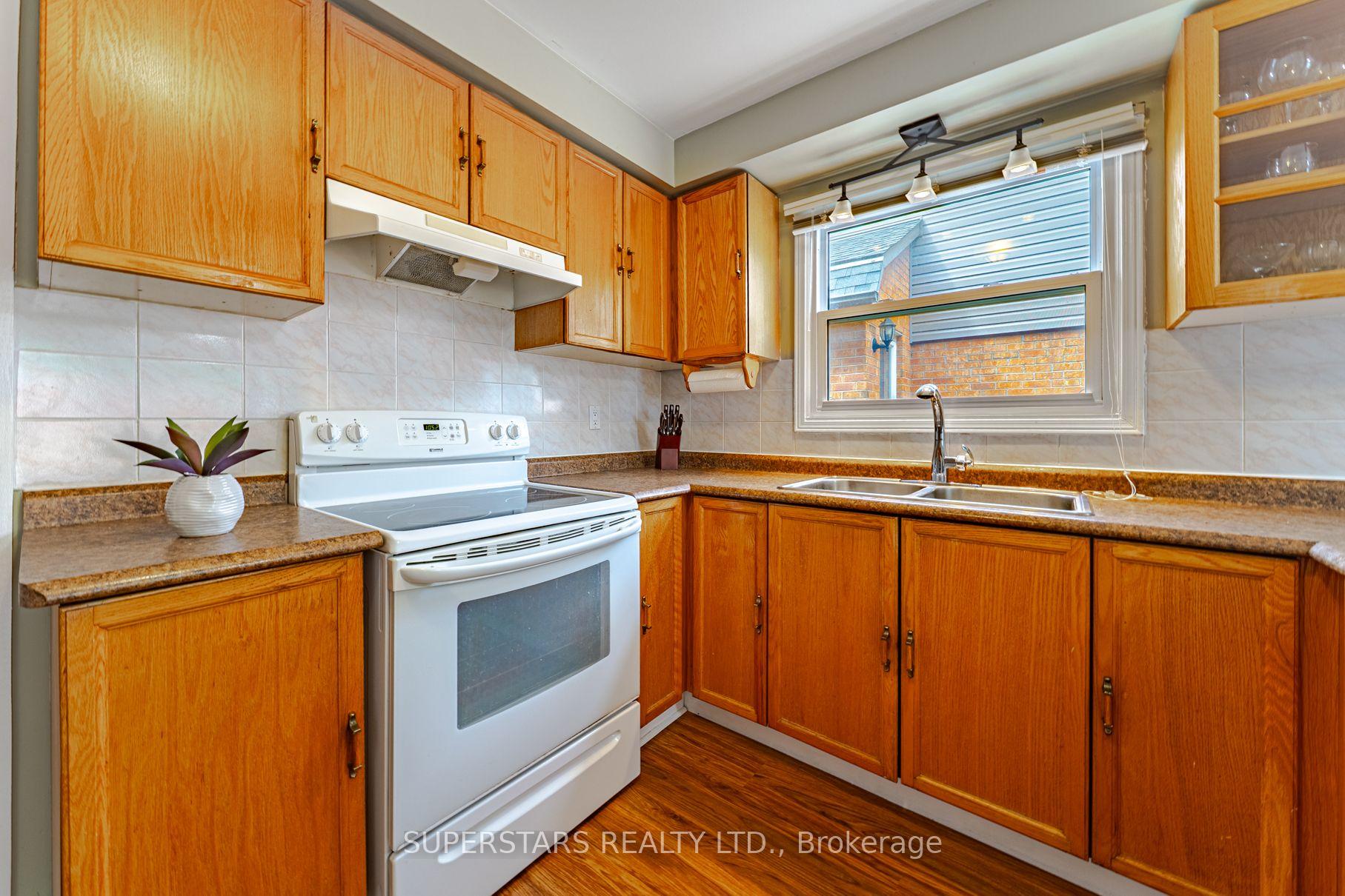Photo 10 of 99 Peevers Crescent, Newmarket, Glenway Estates — HOMEH