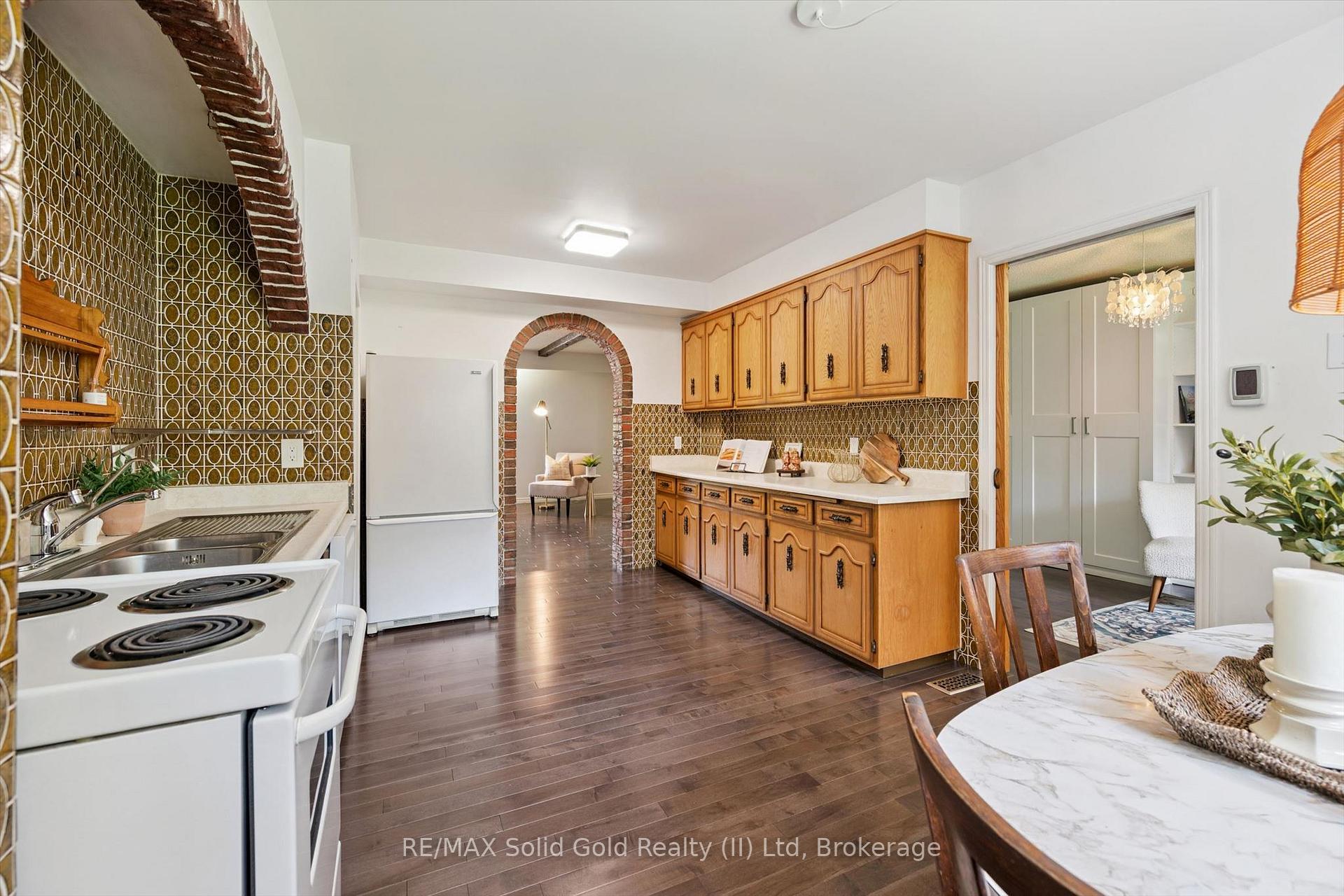 Photo 11 of 164 Bridge Street W, Waterloo, Lexington/Lincoln Village — HOMEH
