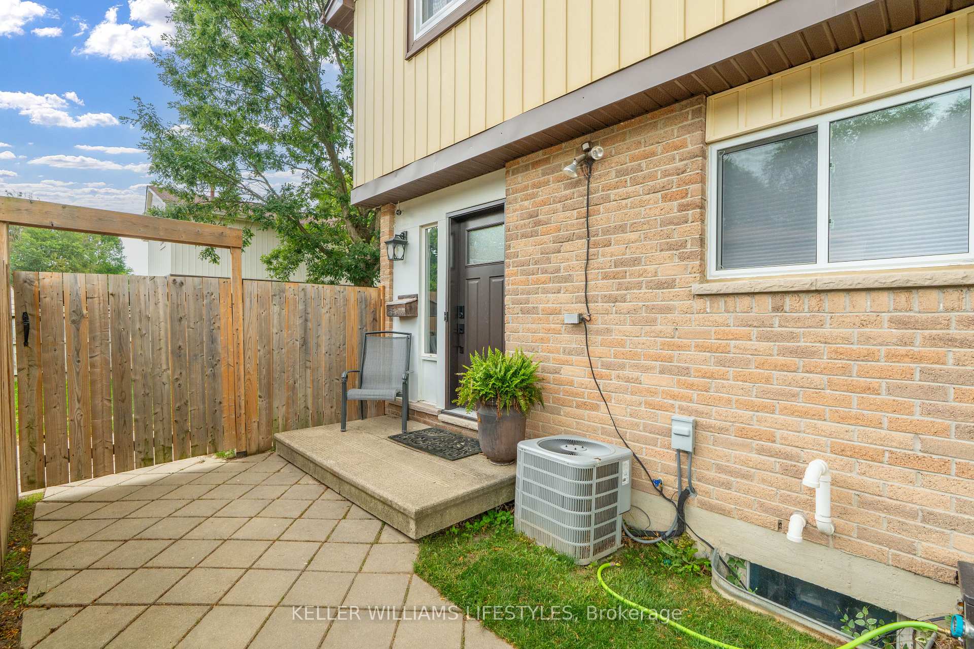 Photo 4 of 26 Caprice Crescent, London, East I — HOMEH