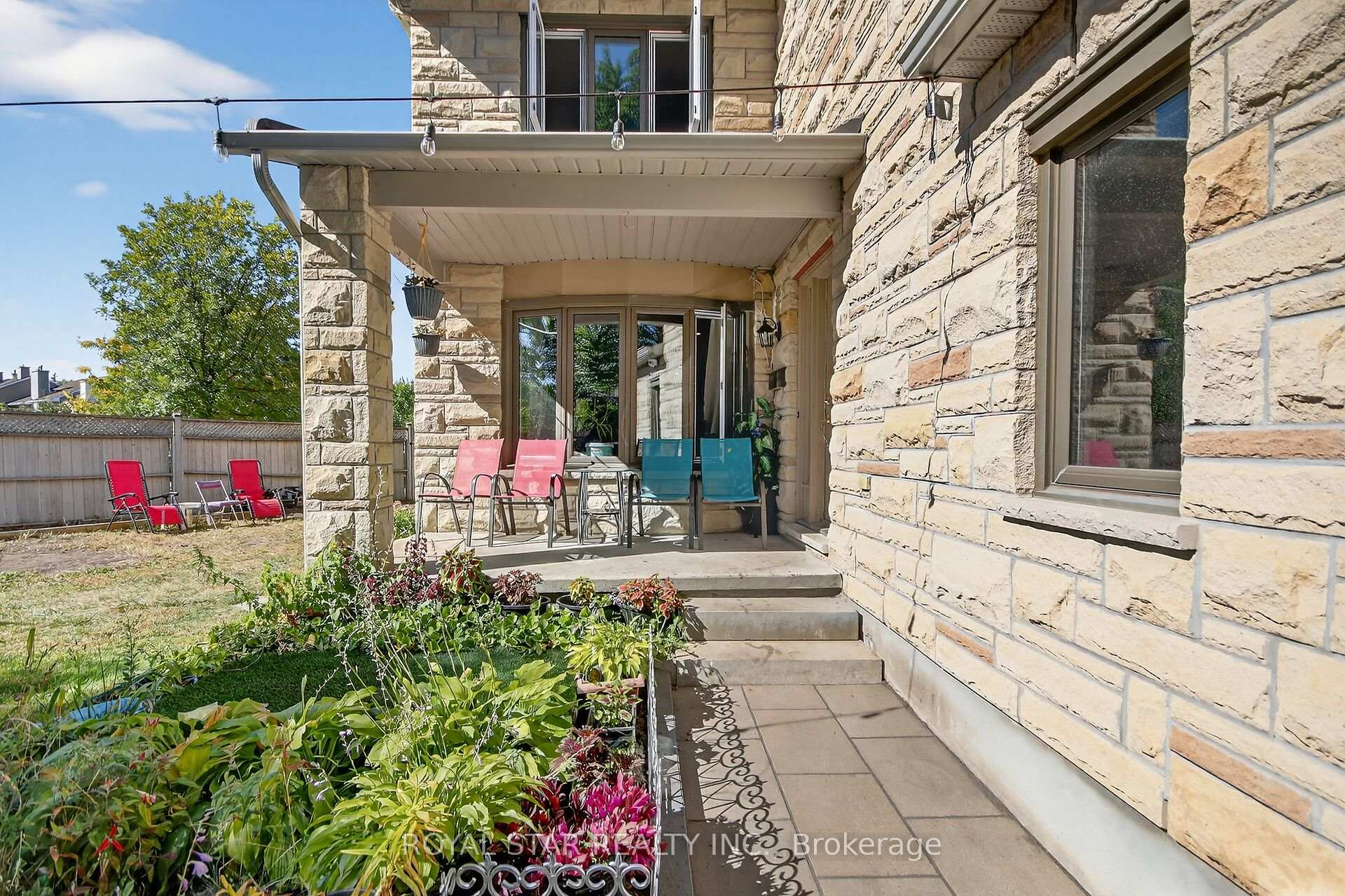 Photo 3 of 5 Southland Crescent, Ottawa, Hunt Club Park — HOMEH