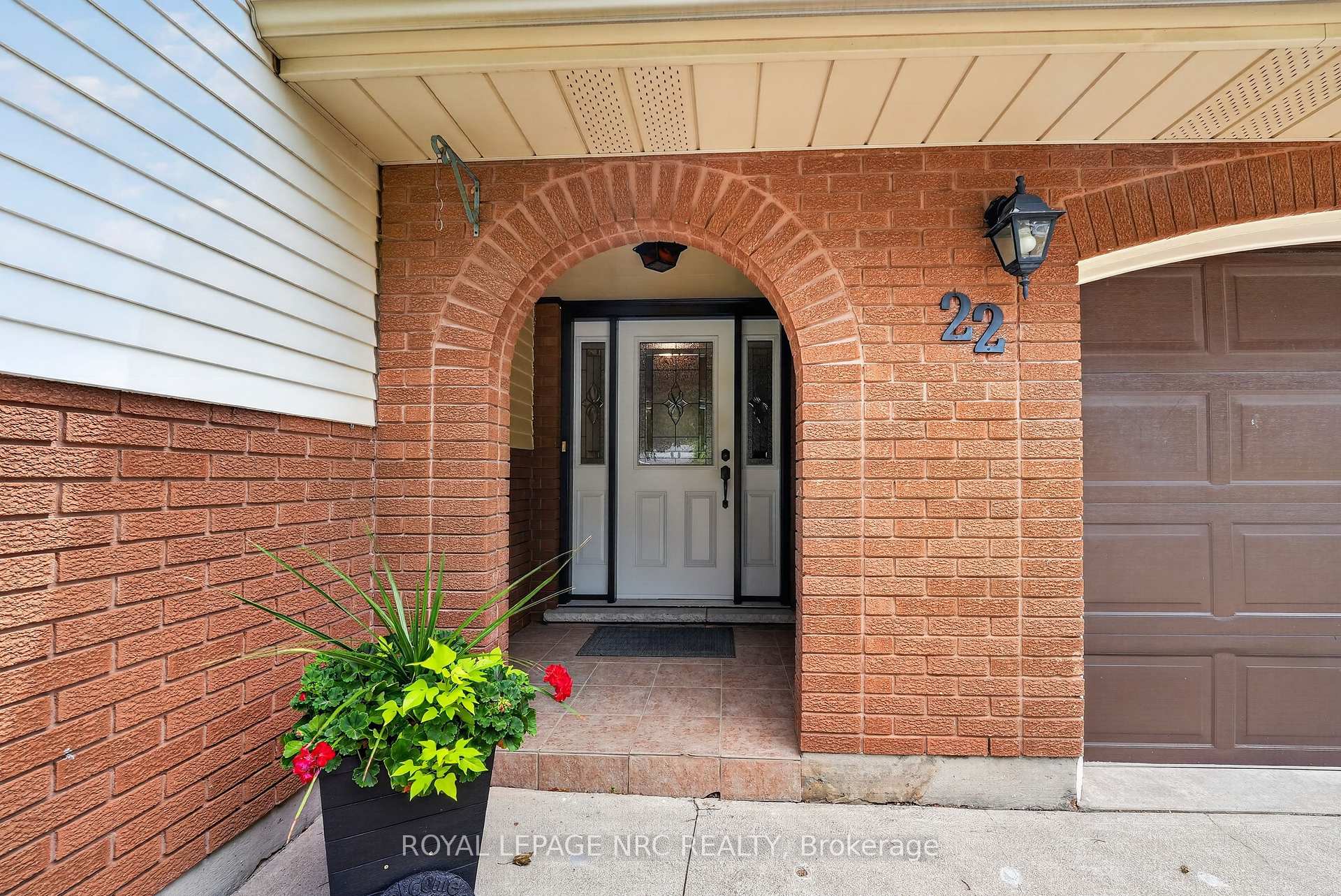 Photo 2 of 22 Jeanette Drive, St. Catharines, Vine/Linwell — HOMEH