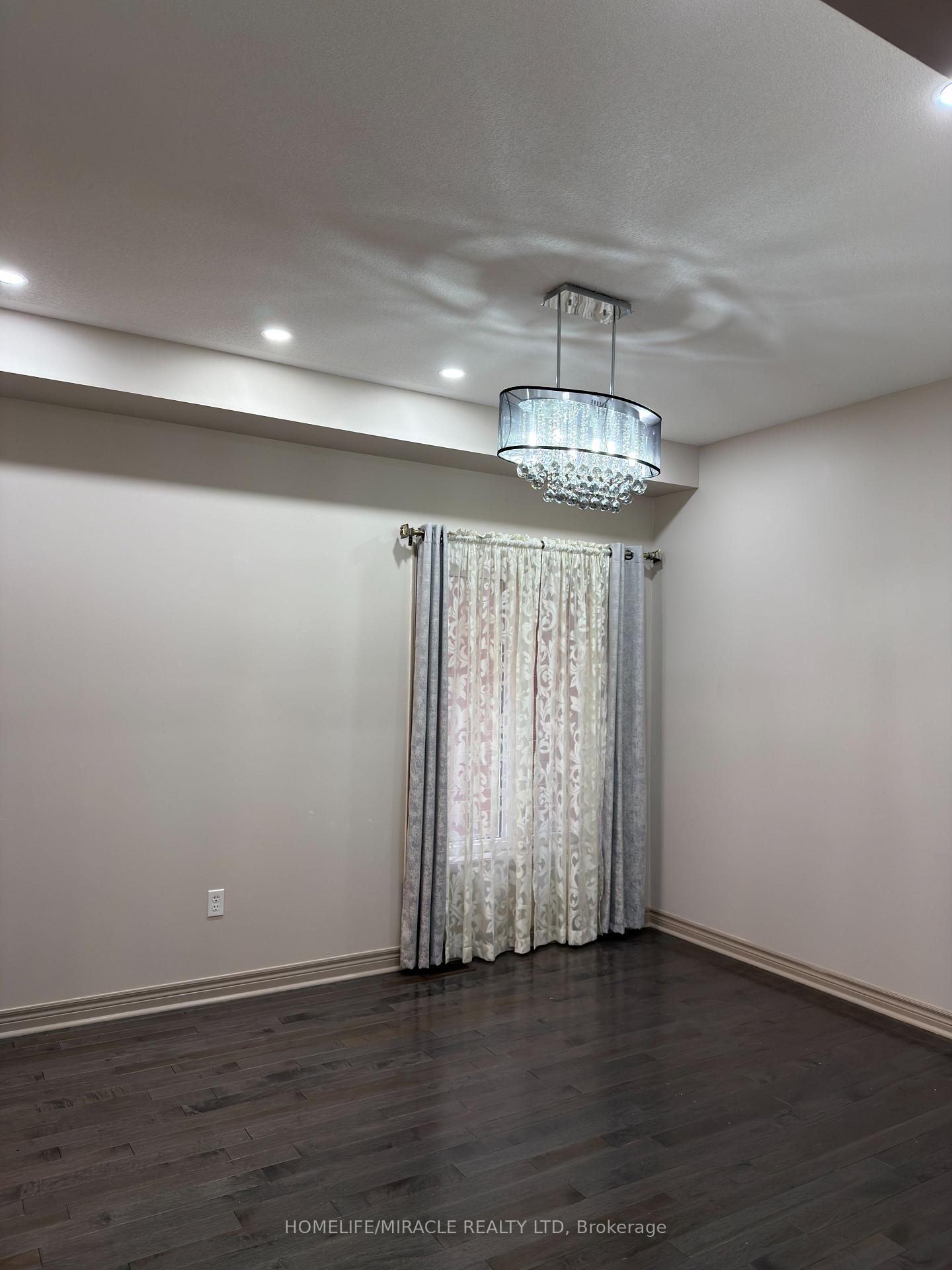 Photo 3 of 83 Cookview Drive, Brampton, Sandringham-Wellington — HOMEH