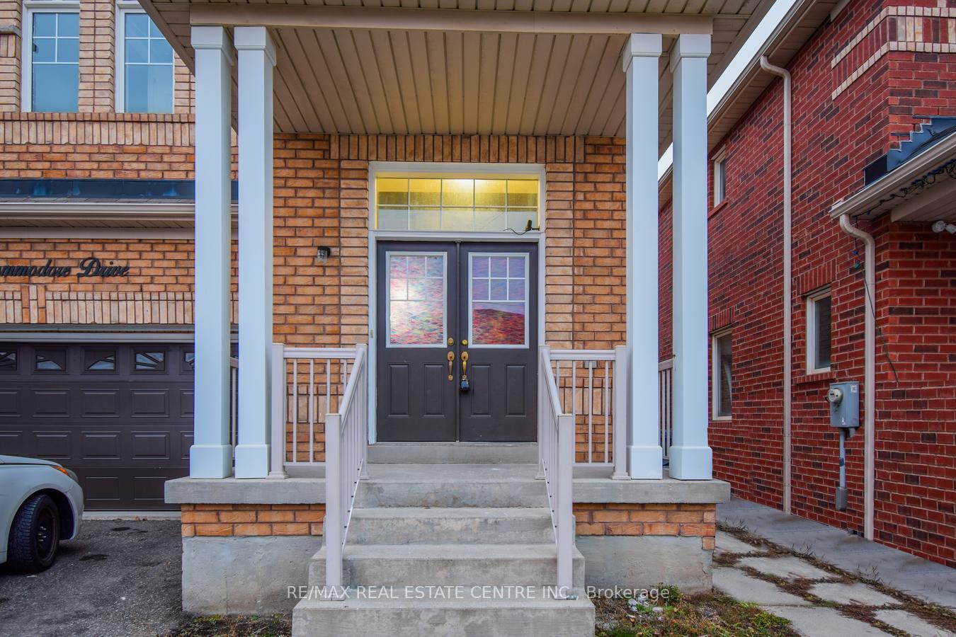 Photo 2 of 112 Commodore Drive, Brampton, Credit Valley — HOMEH
