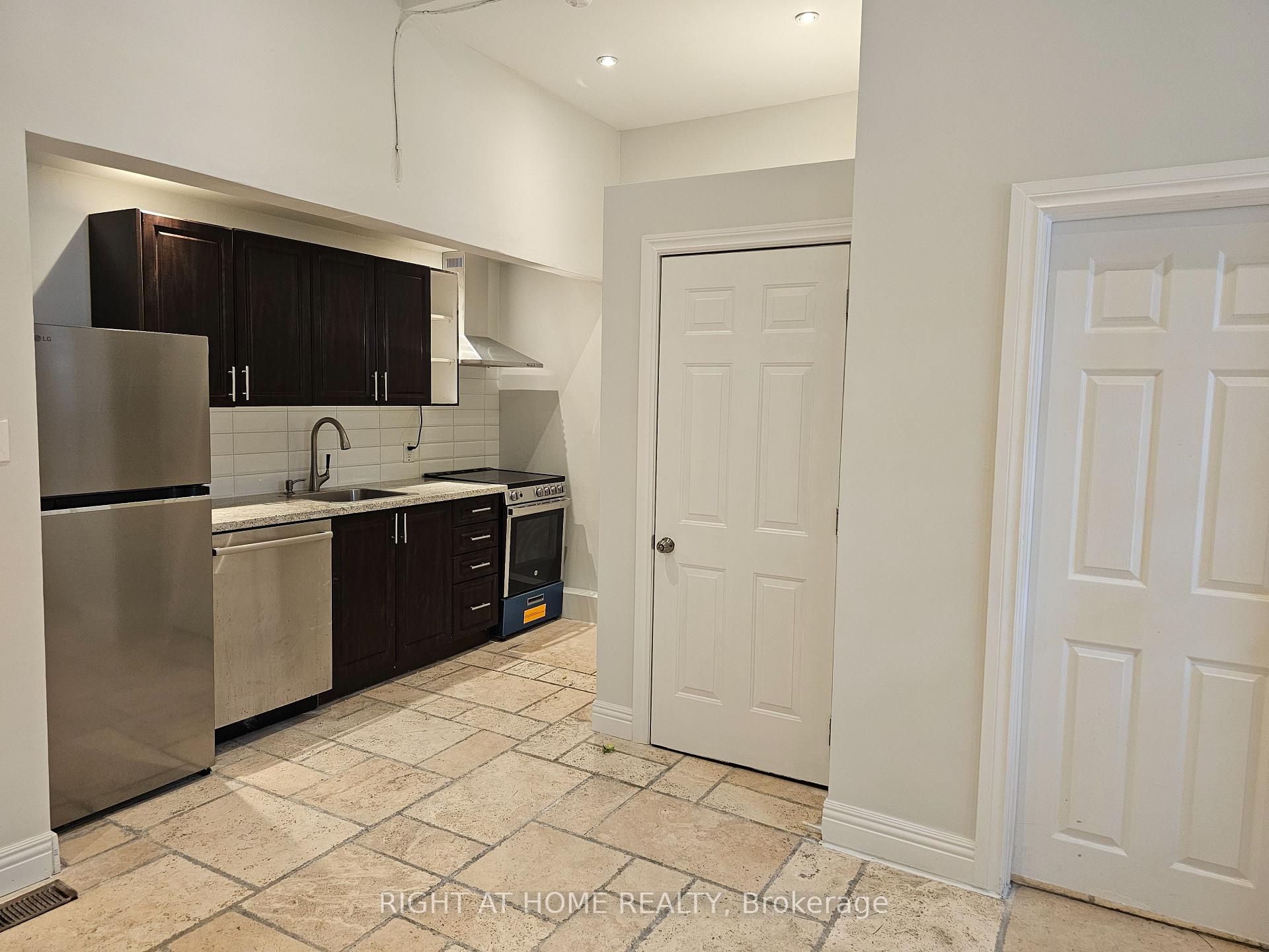 Photo 4 of Unit 2F, 550 Yonge Street, Toronto, Bay Street Corridor — HOMEH