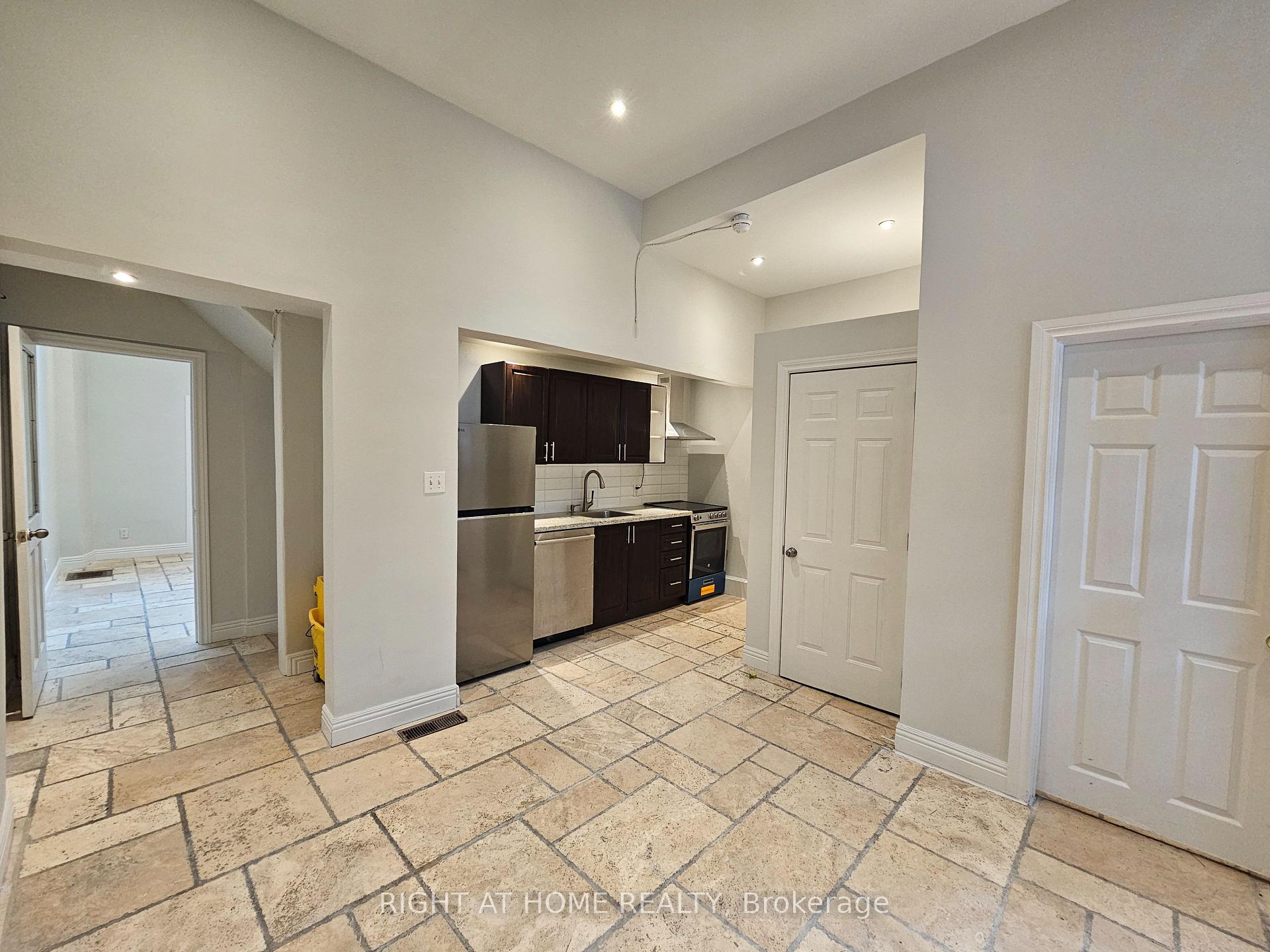Photo 5 of Unit 2F, 550 Yonge Street, Toronto, Bay Street Corridor — HOMEH