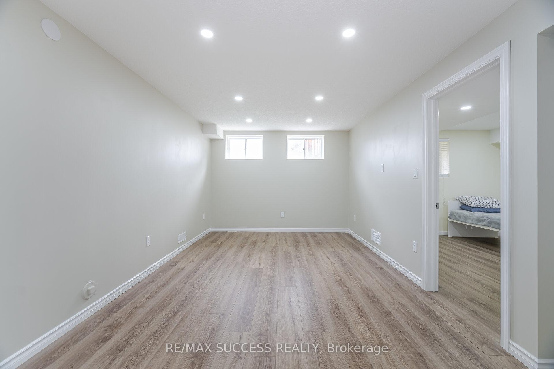 Photo 39 of 32 George Brier Drive W, Brant, Paris — HOMEH