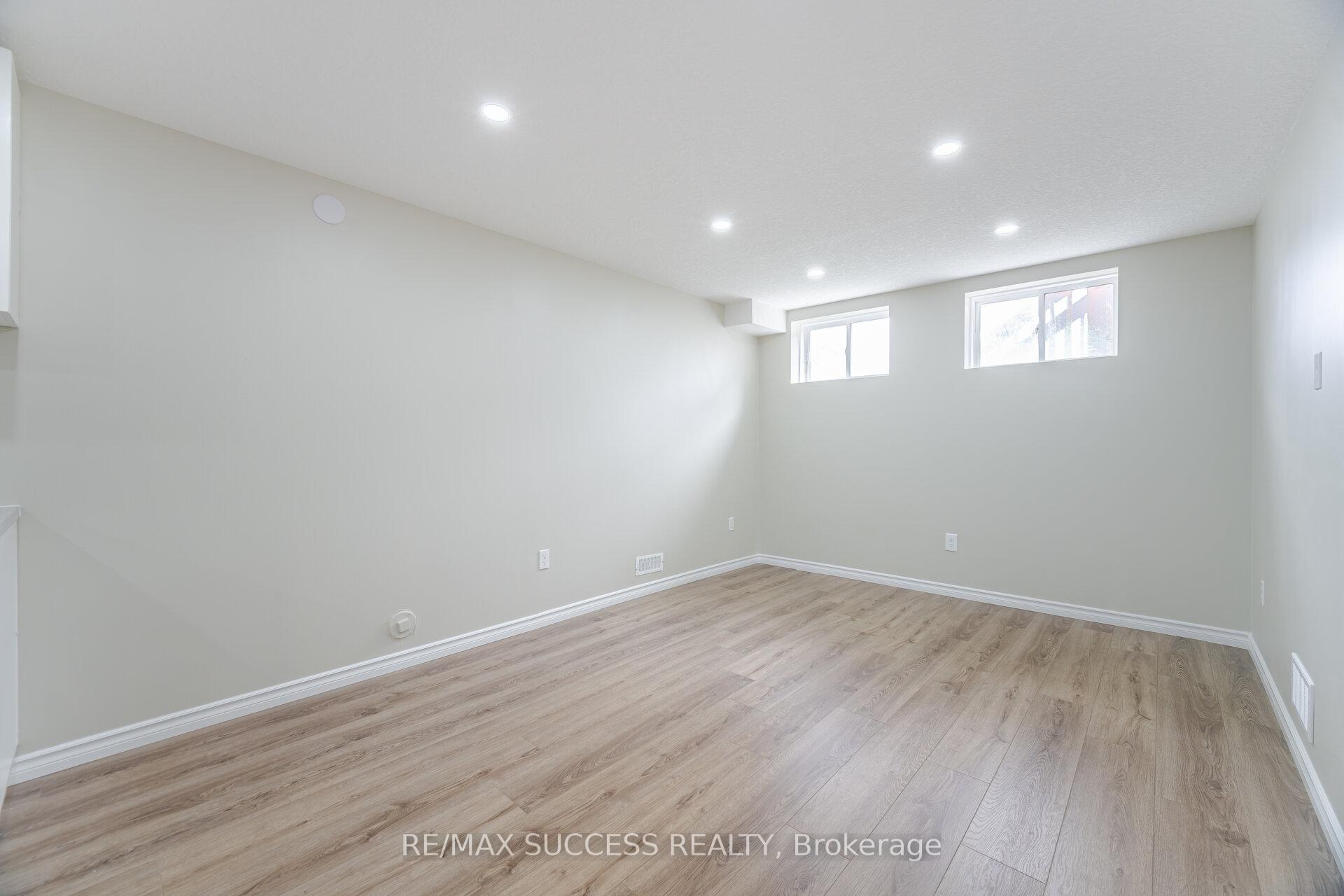 Photo 40 of 32 George Brier Drive W, Brant, Paris — HOMEH