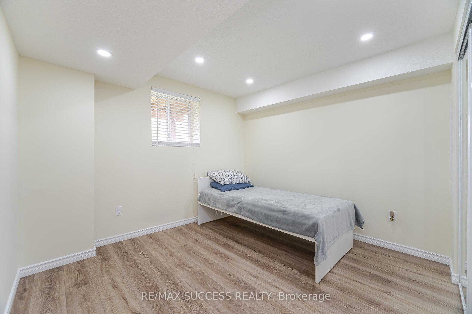 Photo 42 of 32 George Brier Drive W, Brant, Paris — HOMEH