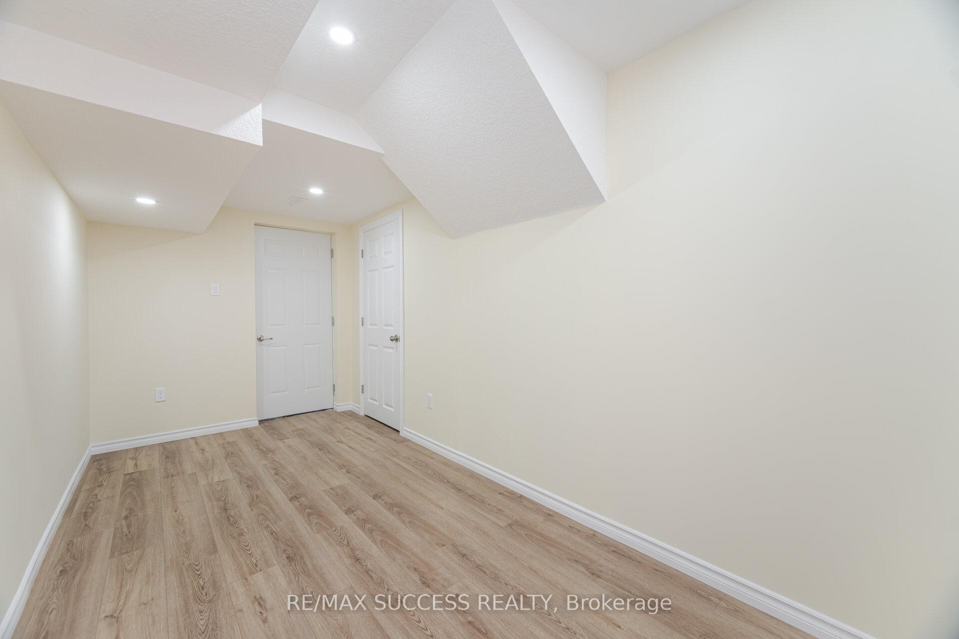 Photo 44 of 32 George Brier Drive W, Brant, Paris — HOMEH