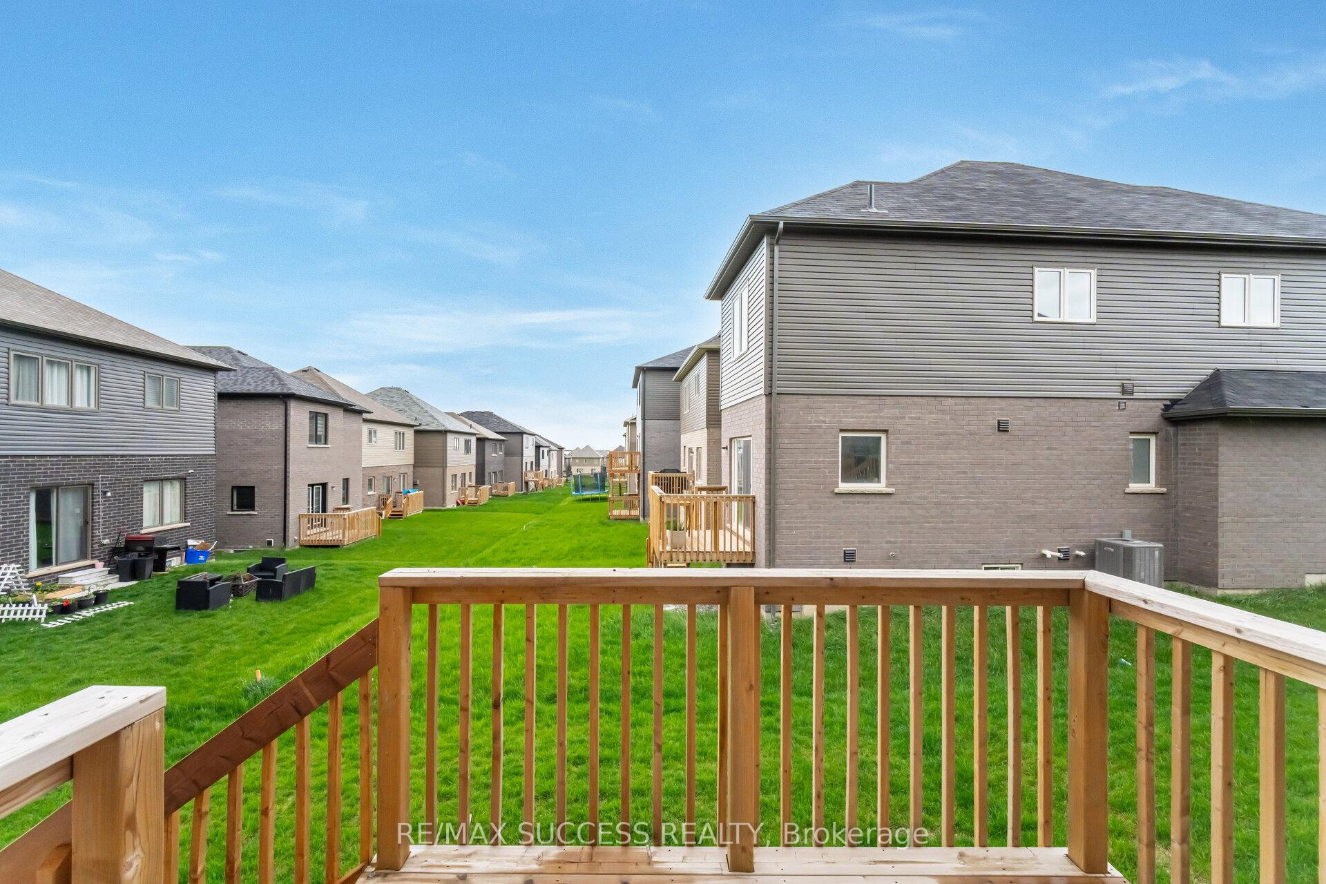 Photo 48 of 32 George Brier Drive W, Brant, Paris — HOMEH