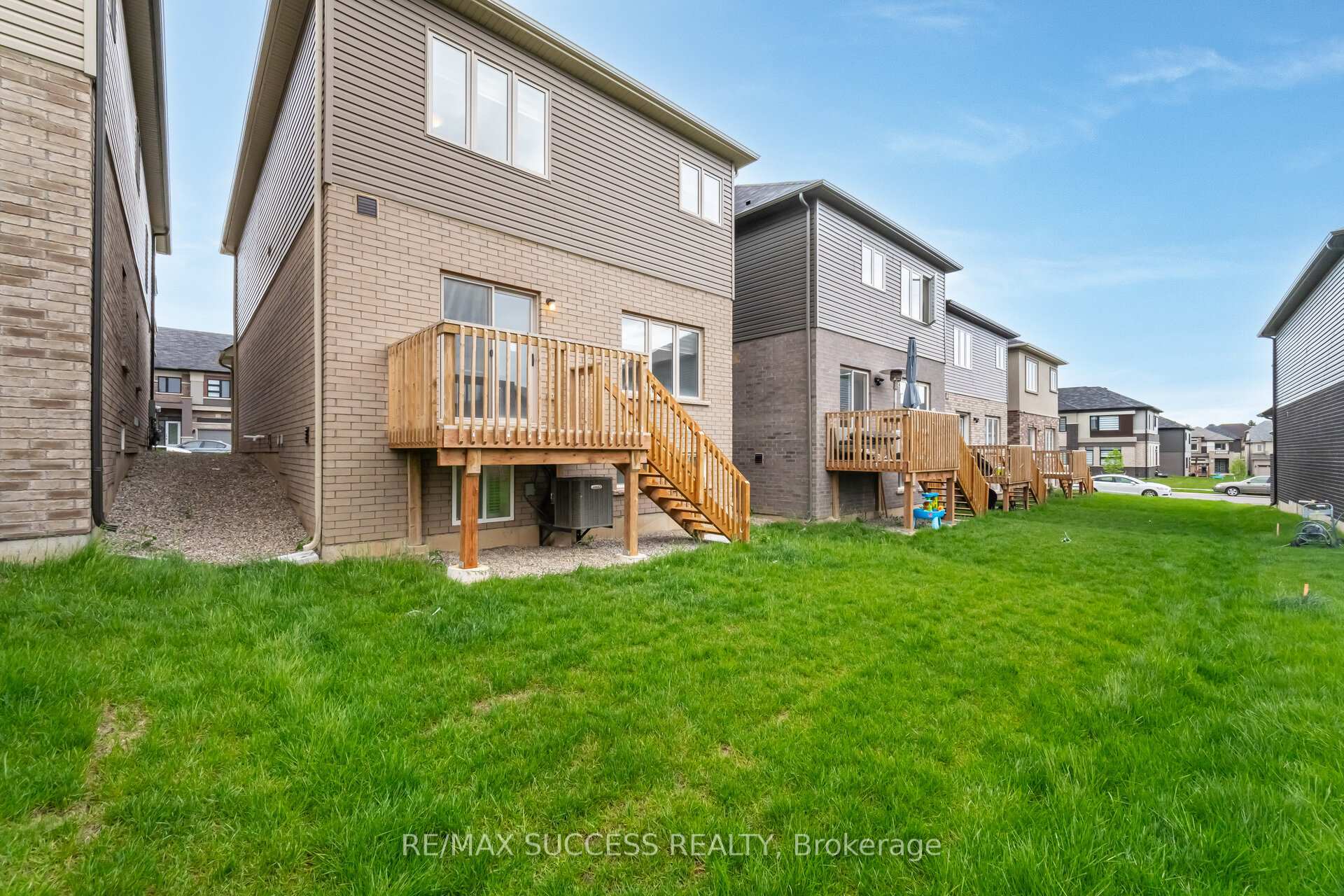 Photo 50 of 32 George Brier Drive W, Brant, Paris — HOMEH