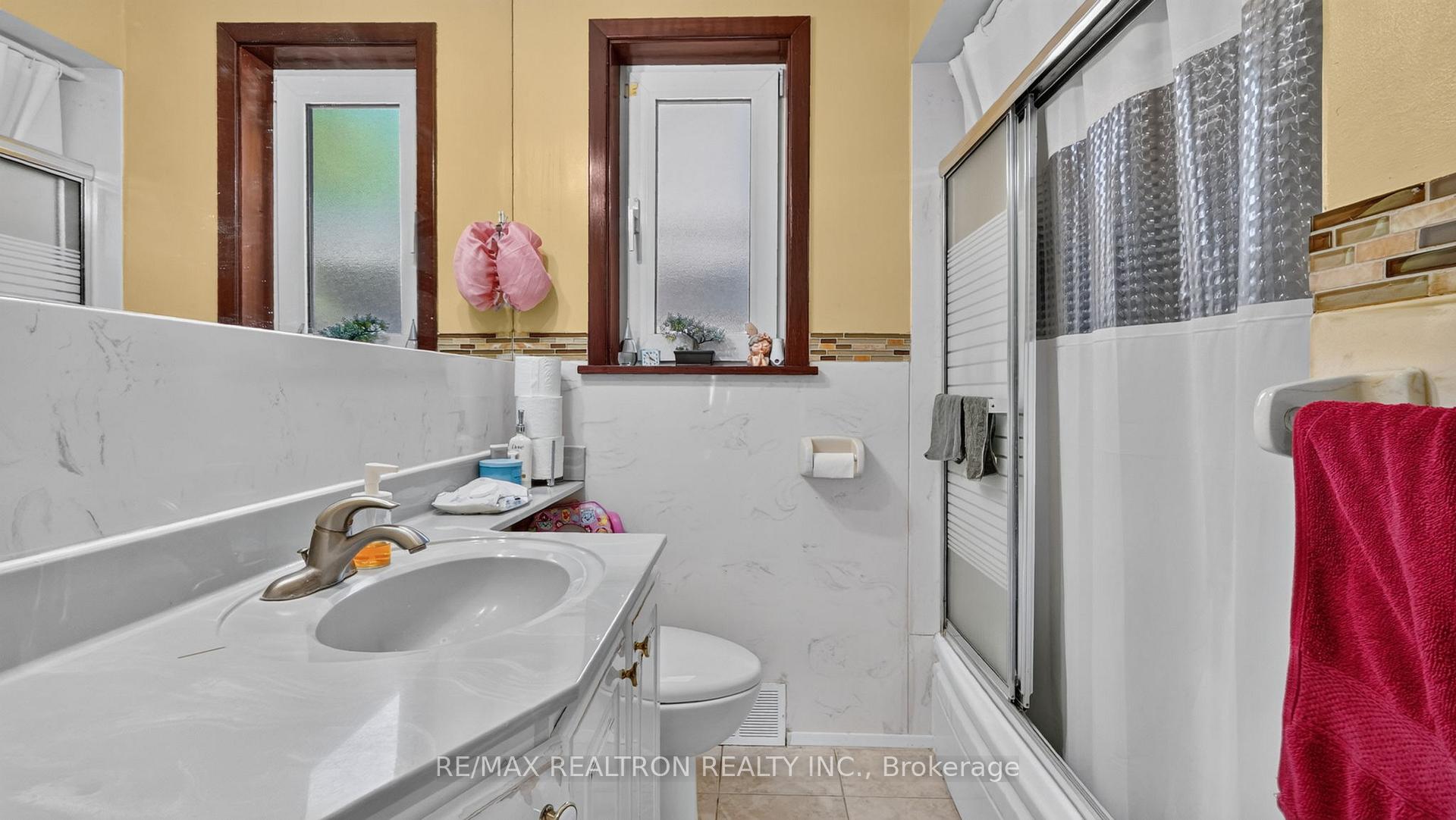 Photo 10 of 8 Bonnechere Crescent, Scarborough, Bendale — HOMEH