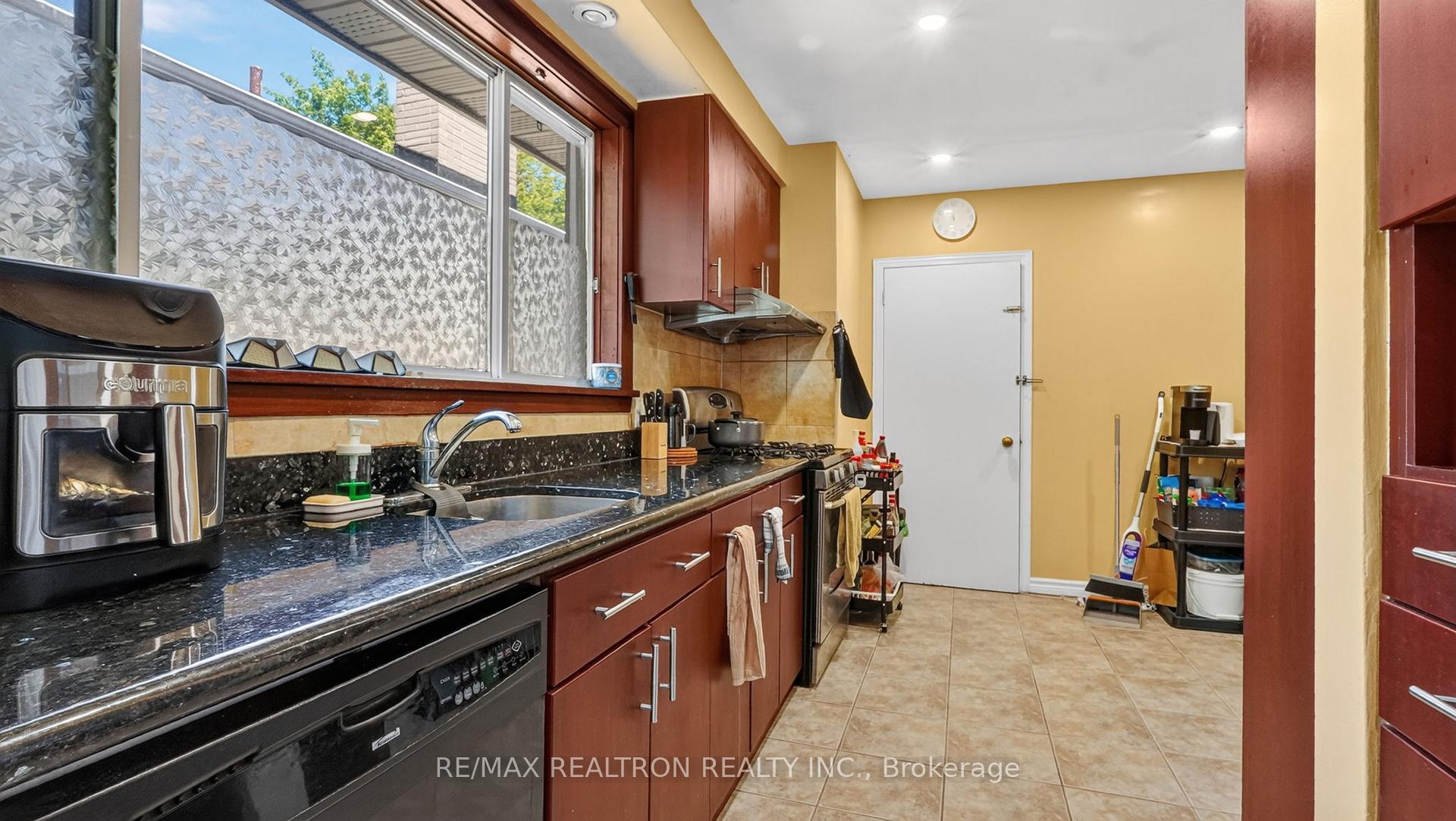 Photo 16 of 8 Bonnechere Crescent, Scarborough, Bendale — HOMEH