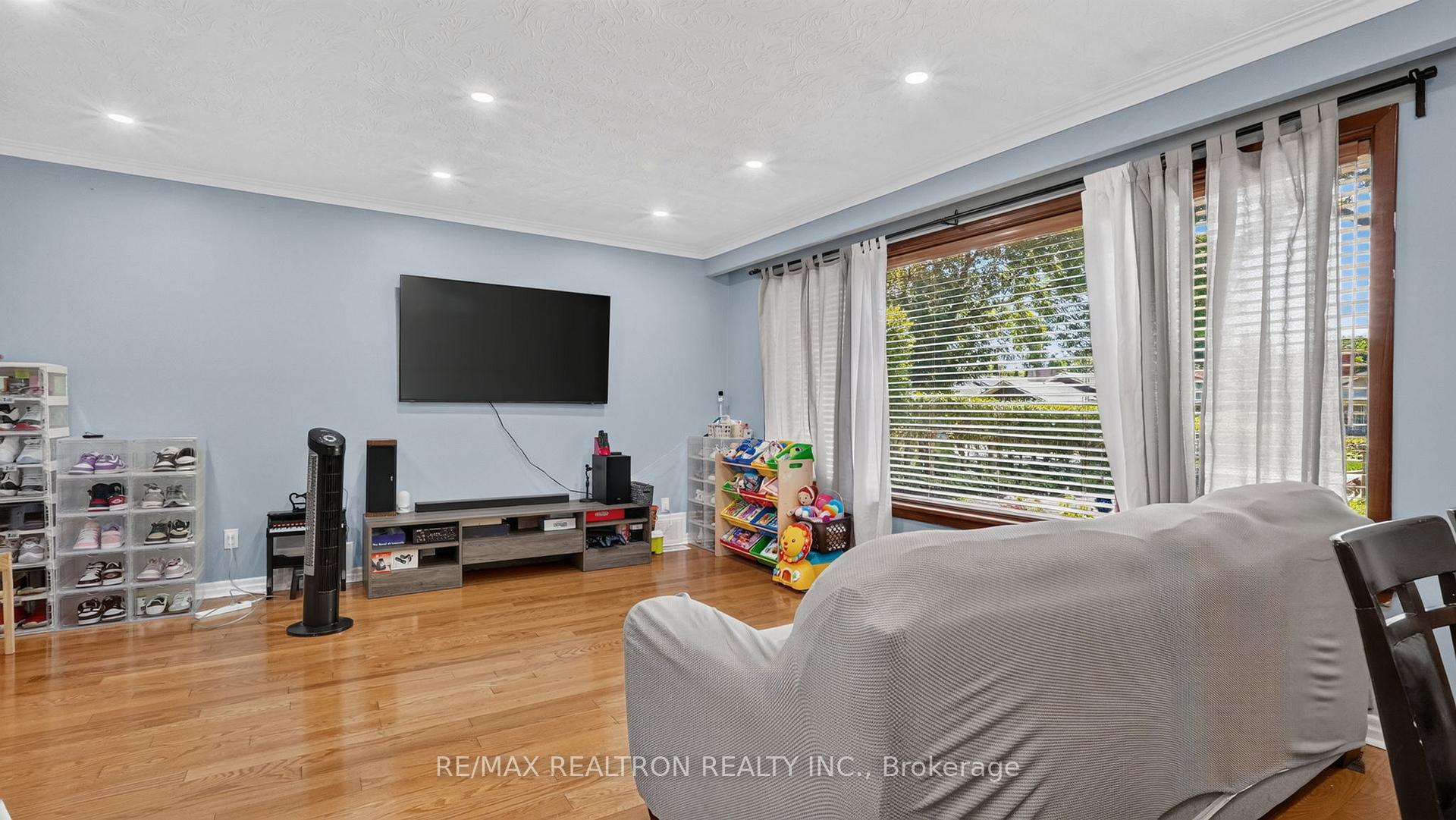 Photo 21 of 8 Bonnechere Crescent, Scarborough, Bendale — HOMEH