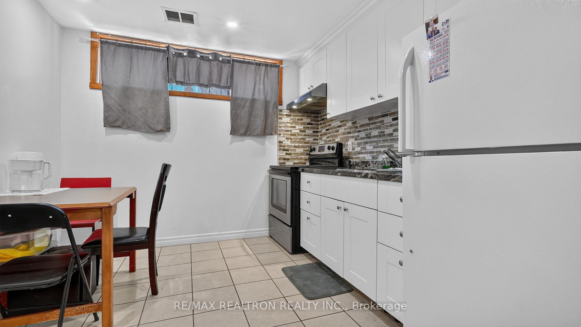 Photo 26 of 8 Bonnechere Crescent, Scarborough, Bendale — HOMEH