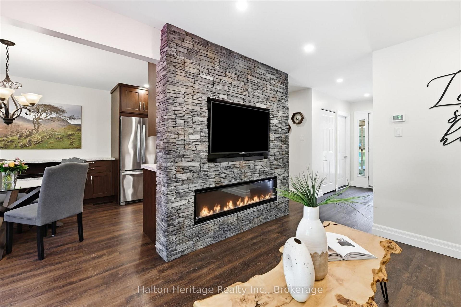 Photo 7 of Unit 8, 459 Woodview Road, Burlington, Roseland — HOMEH
