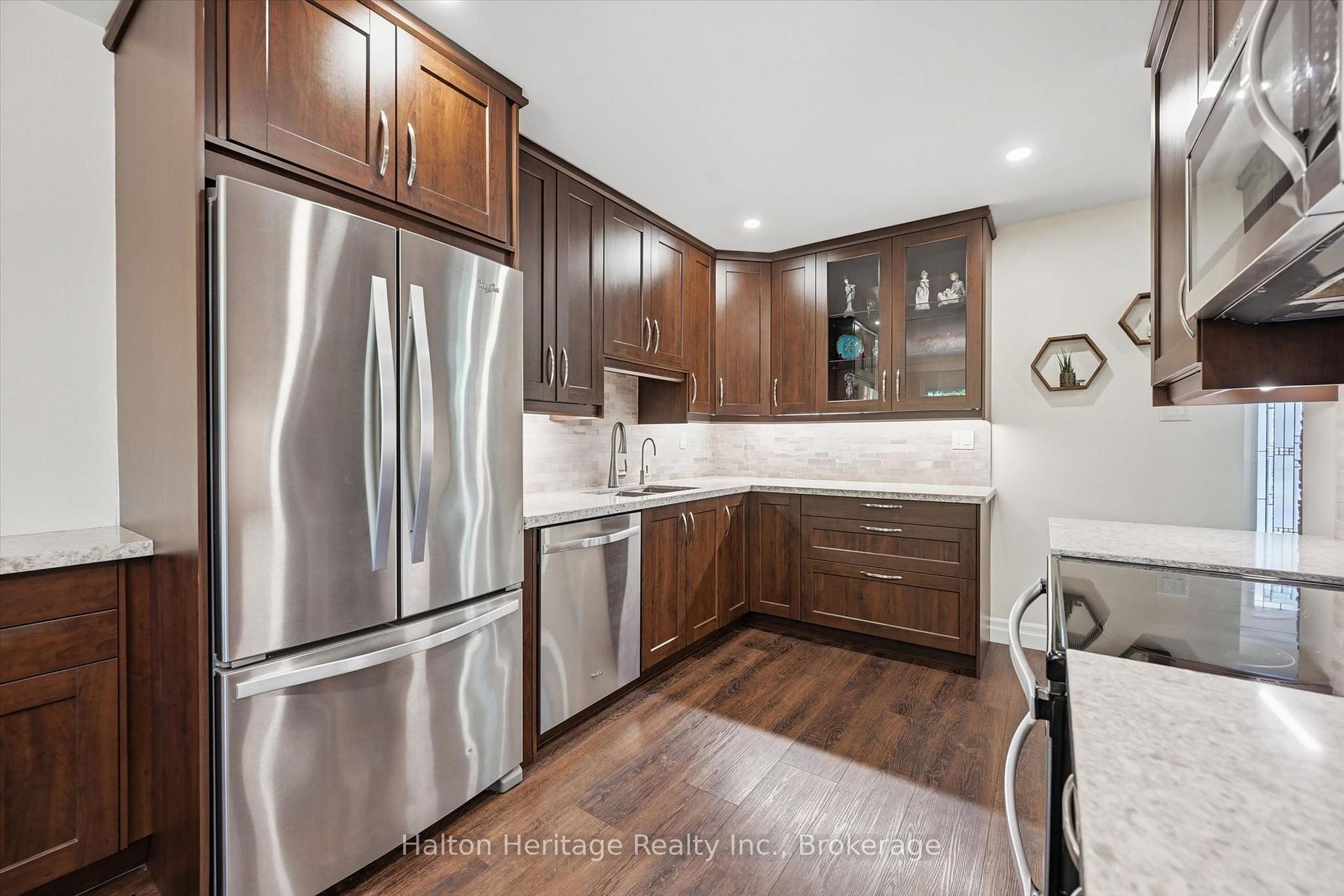 Photo 9 of Unit 8, 459 Woodview Road, Burlington, Roseland — HOMEH