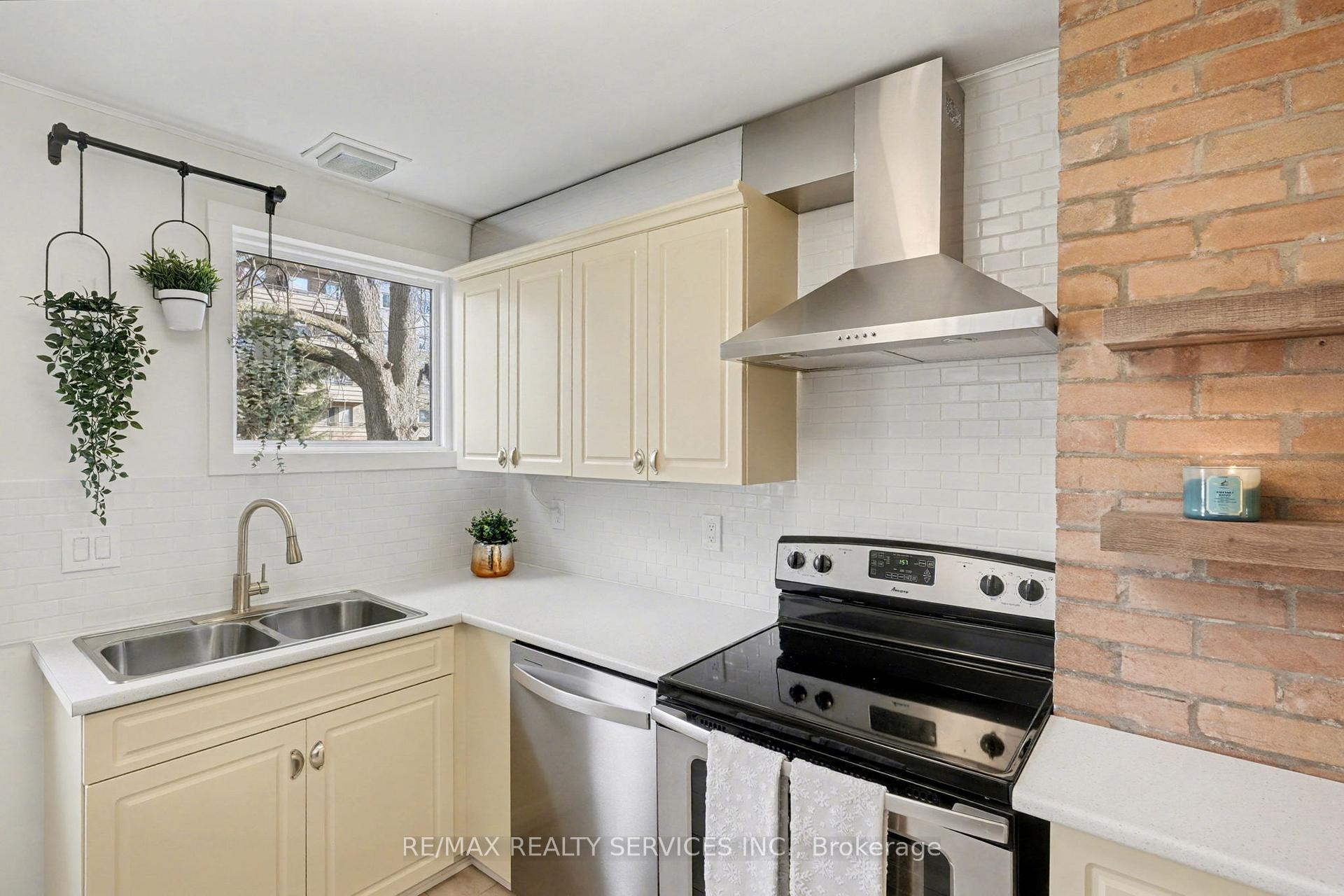 Photo 8 of 39 Fielden Avenue, Port Colborne, Sugarloaf — HOMEH
