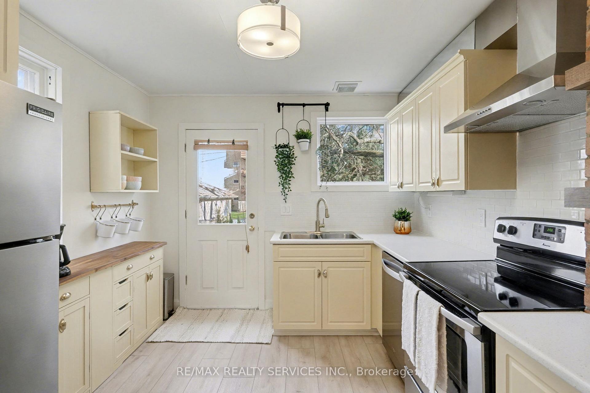 Photo 9 of 39 Fielden Avenue, Port Colborne, Sugarloaf — HOMEH