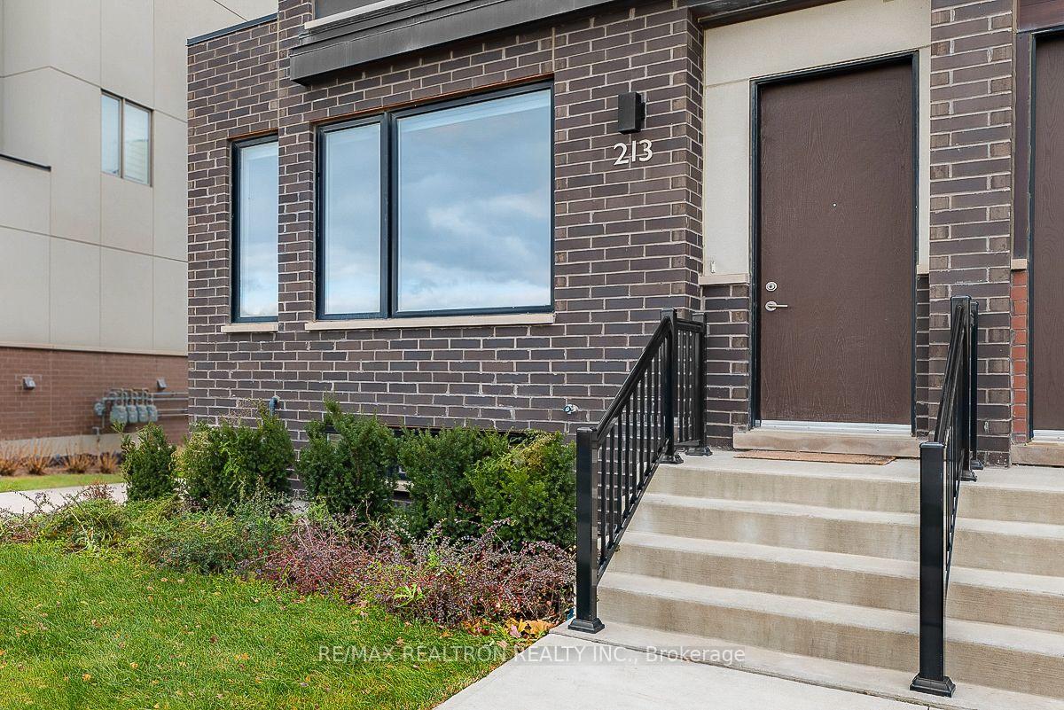 Photo 2 of 213 Downsview Park Boulevard, North York, Downsview-Roding-CFB — HOMEH