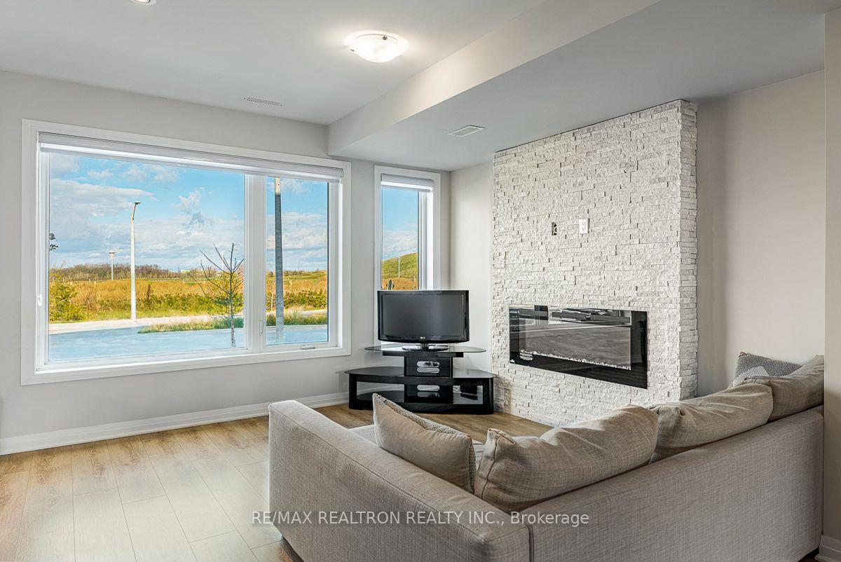 Photo 3 of 213 Downsview Park Boulevard, North York, Downsview-Roding-CFB — HOMEH