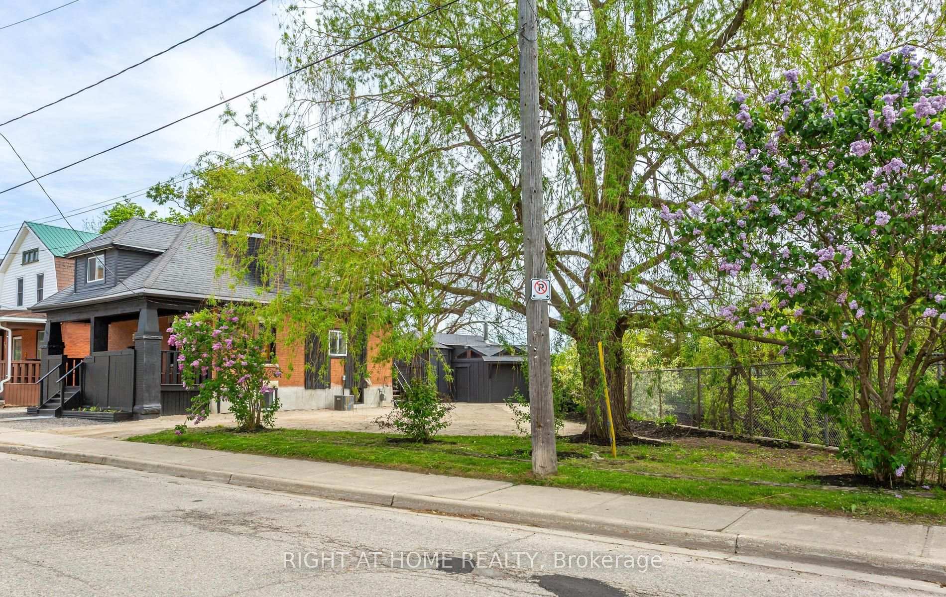 Photo 2 of 193 Madison Avenue S, Kitchener, Cedar Hill — HOMEH