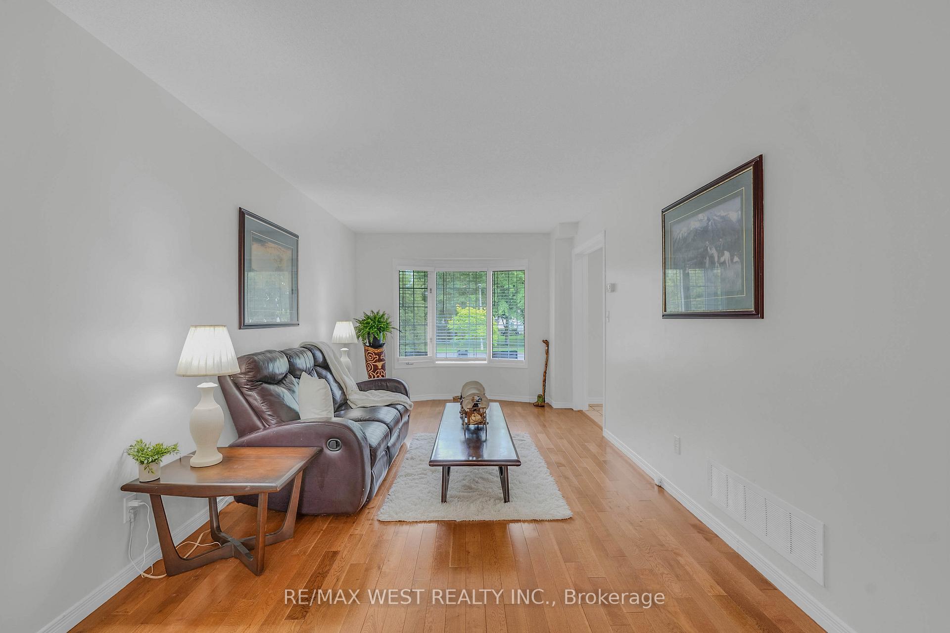 Photo 6 of 203 Elizabeth Crescent, Centre Wellington, Fergus — HOMEH