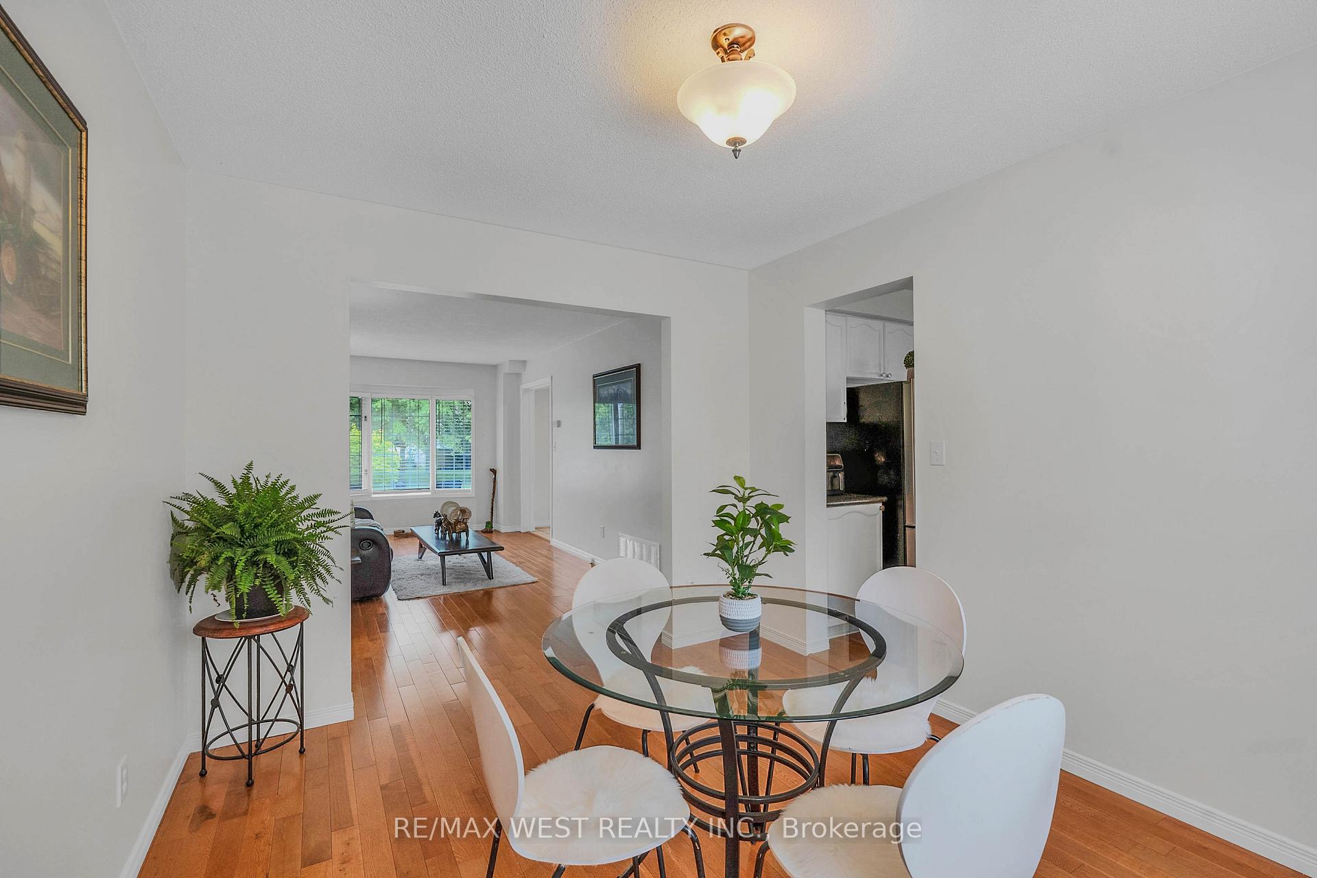 Photo 8 of 203 Elizabeth Crescent, Centre Wellington, Fergus — HOMEH