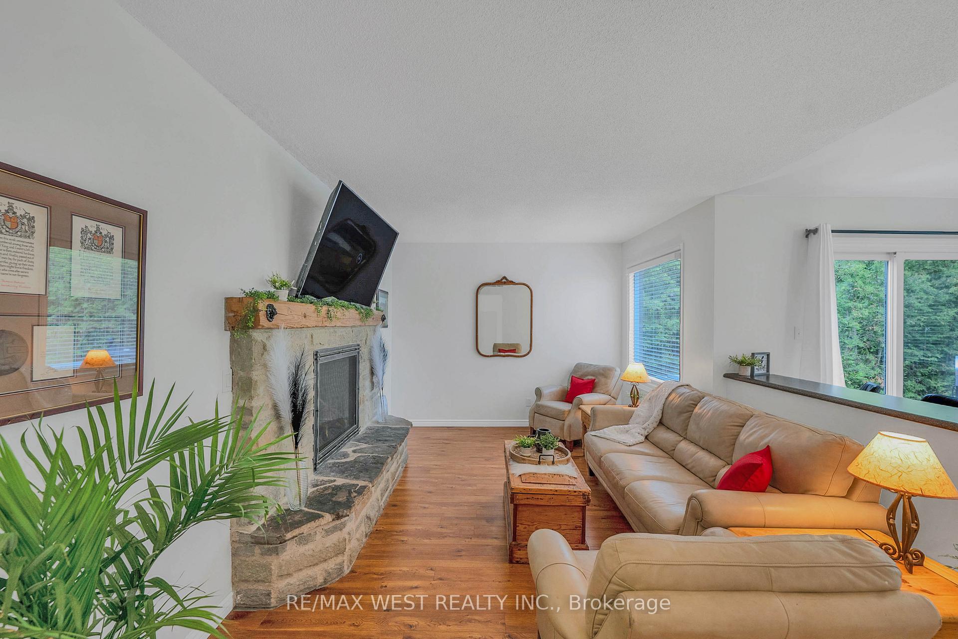 Photo 9 of 203 Elizabeth Crescent, Centre Wellington, Fergus — HOMEH