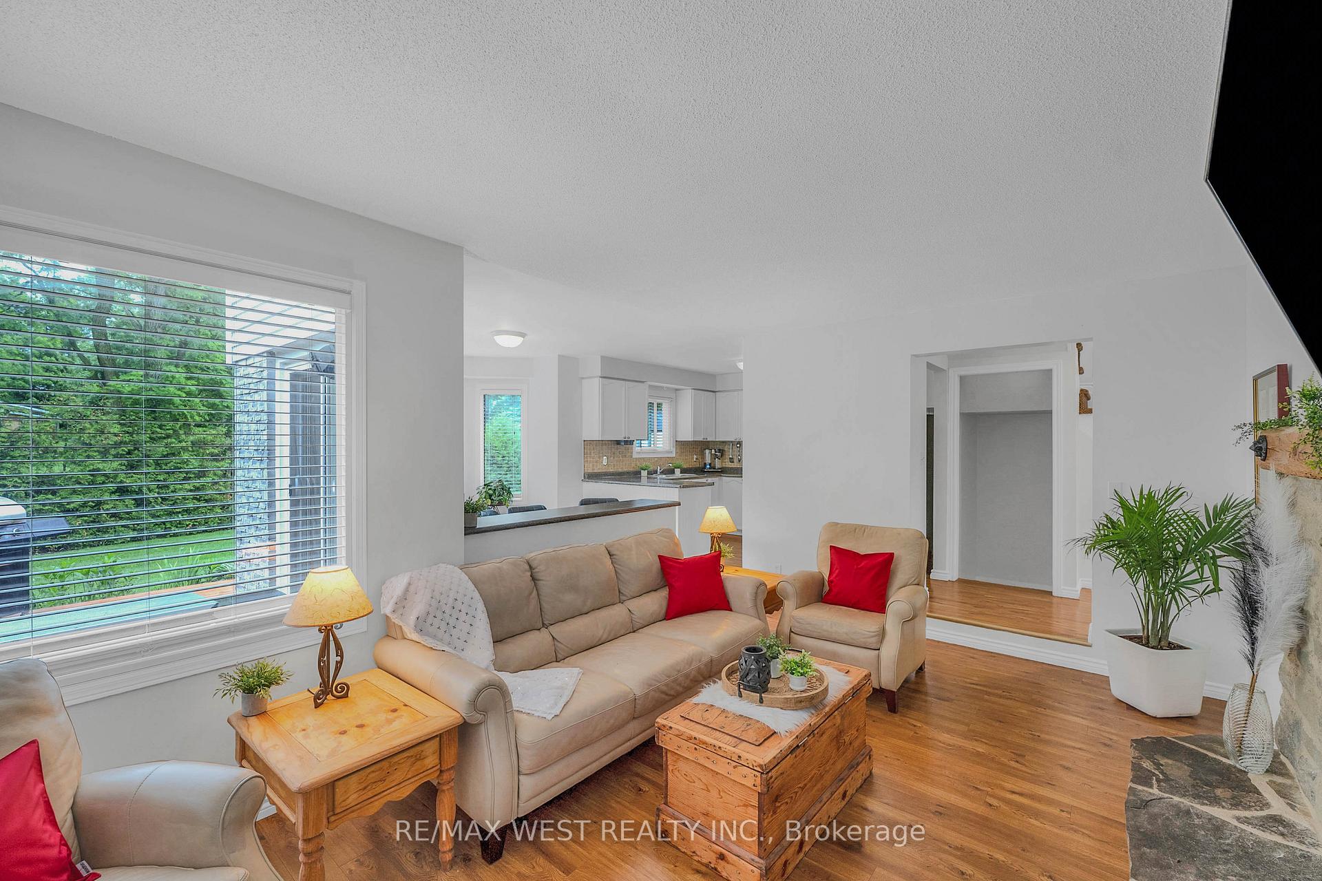 Photo 10 of 203 Elizabeth Crescent, Centre Wellington, Fergus — HOMEH