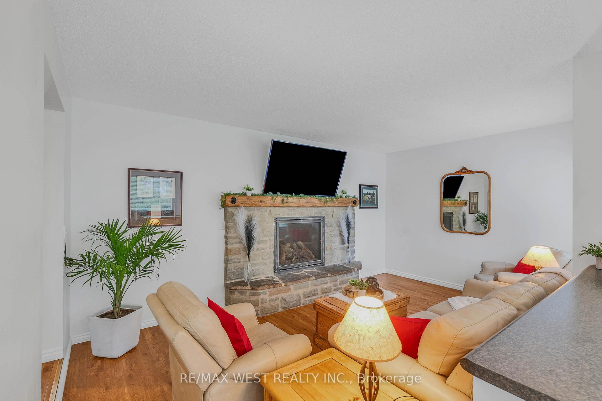 Photo 11 of 203 Elizabeth Crescent, Centre Wellington, Fergus — HOMEH