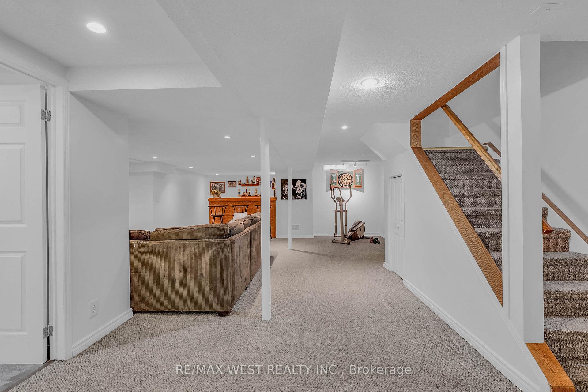 Photo 27 of 203 Elizabeth Crescent, Centre Wellington, Fergus — HOMEH