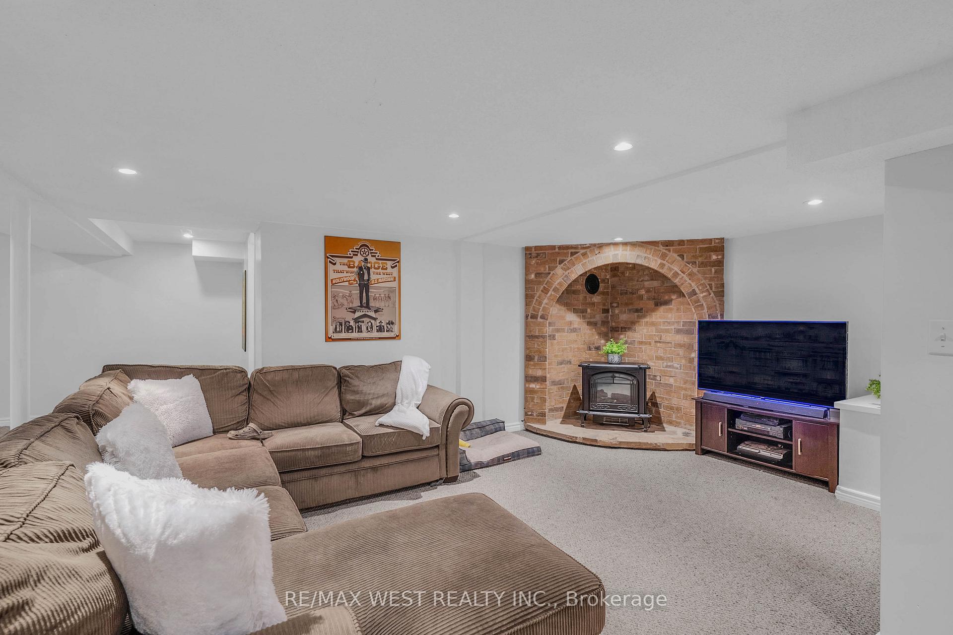 Photo 28 of 203 Elizabeth Crescent, Centre Wellington, Fergus — HOMEH