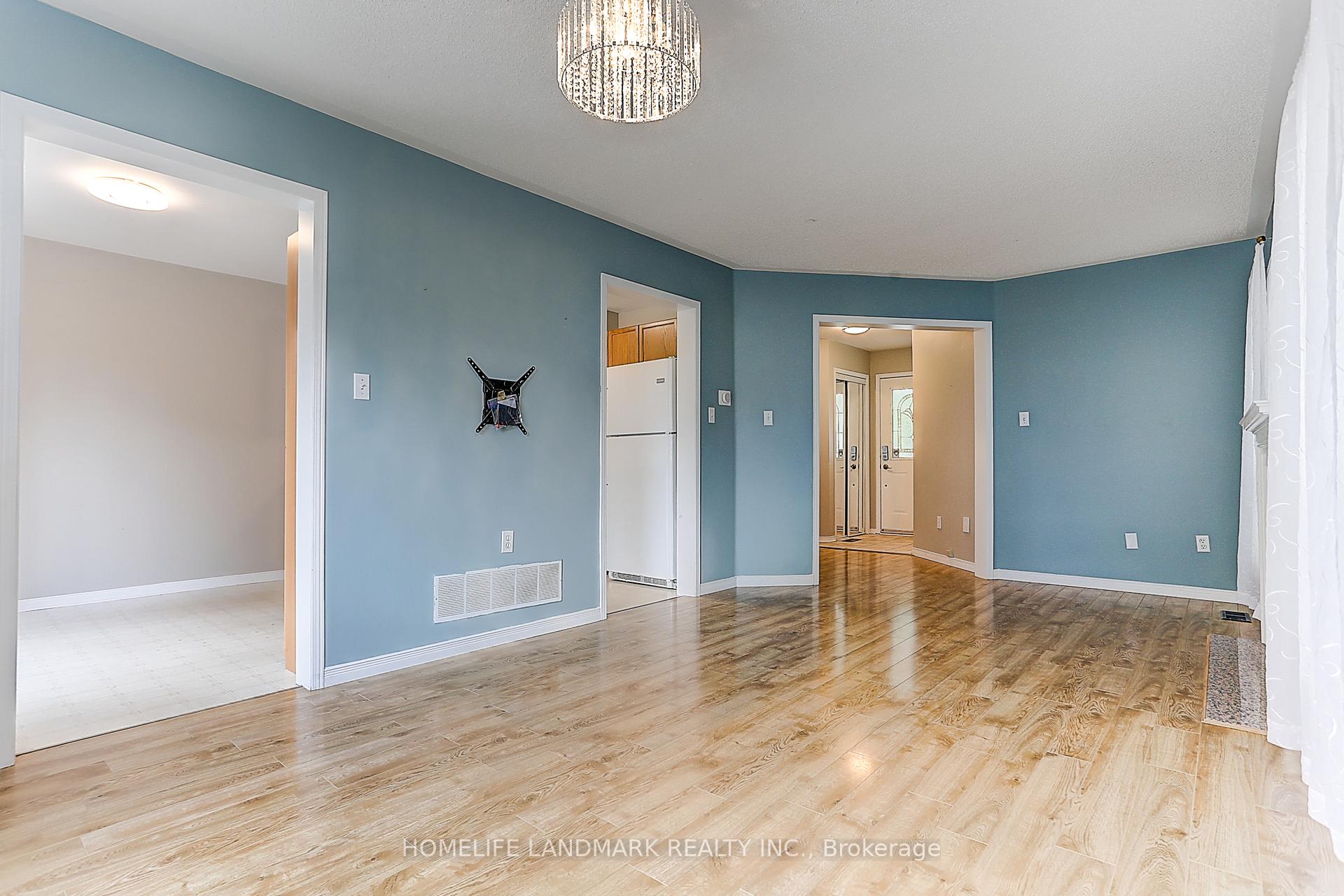 Photo 8 of 4 Sinden Drive, Whitby, Brooklin — HOMEH